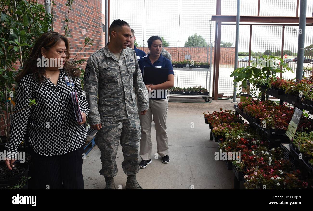 Le chef de l'US Air Force Master Sgt. Luis Reyes, l'armée et la Force aérienne Exchange Service advisor senior s'enrôle, regarde au-dessus de plantes pour la vente à l'échange à Dyess Air Force Base, Texas, le 13 juin 2018. Au cours de la visite de Reyes, il a visité le change et s'est entretenu avec le Colonel Brandon Parker, 7e Escadre, à la bombe et le Colonel Kevin Johnson, 7e Groupe de soutien de mission, commandant de la façon dont l'adresse 122 ans Ministère de la Défense nationale détaillant peut mieux servir les aviateurs. Banque D'Images