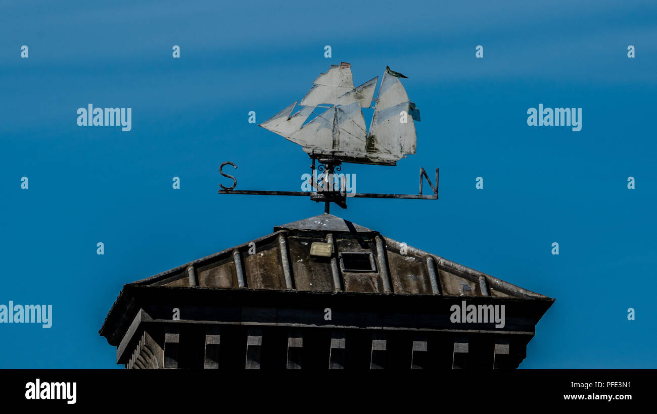 Météo un vain avec un voilier se trouve atpo toits en Irlande. Banque D'Images