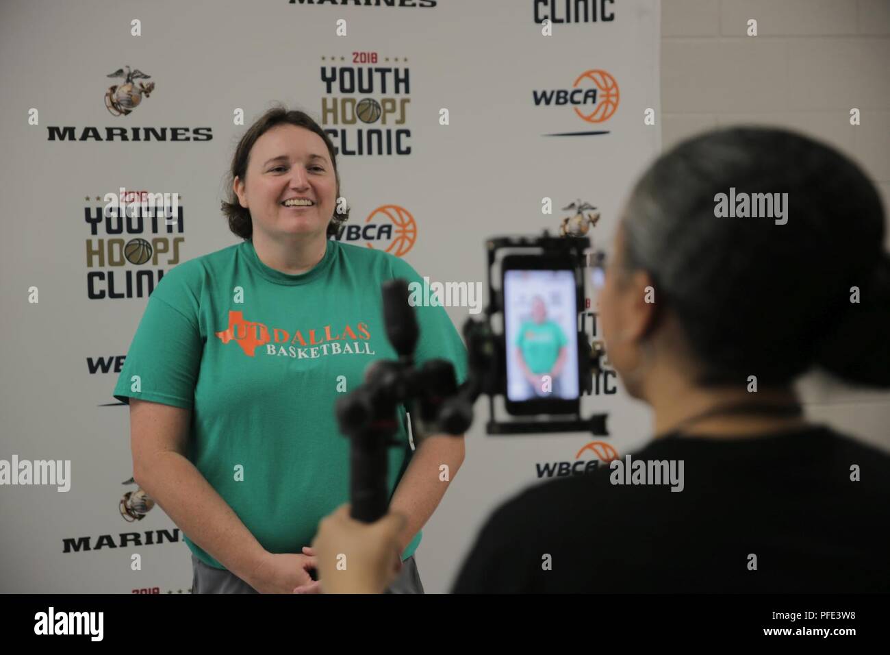 Polly Thomason est interrogé à l'WBCA Hoops Clinique jeunesse à Dallas, Texas, le 9 juin 2018. Le Marine Corps a établi un partenariat avec WBCA depuis 2013 avec l'objectif d'accroître la sensibilisation et la perception positive de l'influence du Corps des marines avec comme entraîneurs et dirigeants. En 2017, le Marine Corps commande Recrutement a créé un programme de partenariat de la ville, qui met l'accent sur l'établissement des relations durables dans six villes clés, y compris Dallas. La clinique jeunesse est une conséquence de ces deux initiatives. Banque D'Images