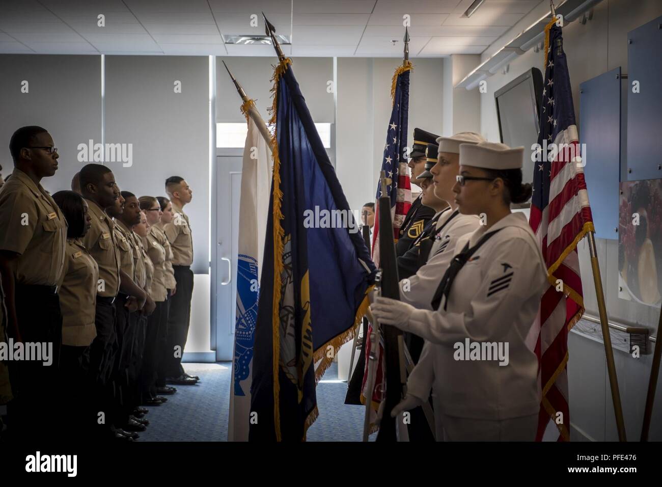 FORT Belvoir, Virginie-- (8 juin 2018)-- Belvoir marins choisis pour la promotion de l'hôpital se tenir fièrement à une tradition maritime et sont attachées au cours d'une cérémonie d'frocking 8 juin 2018. Dans les forces armées des États-Unis, frocking est la pratique d'un service ou sous-officier choisi pour la promotion de porter l'insigne de la classe plus élevée avant la date officielle de la promotion (la "date de grade'). Banque D'Images