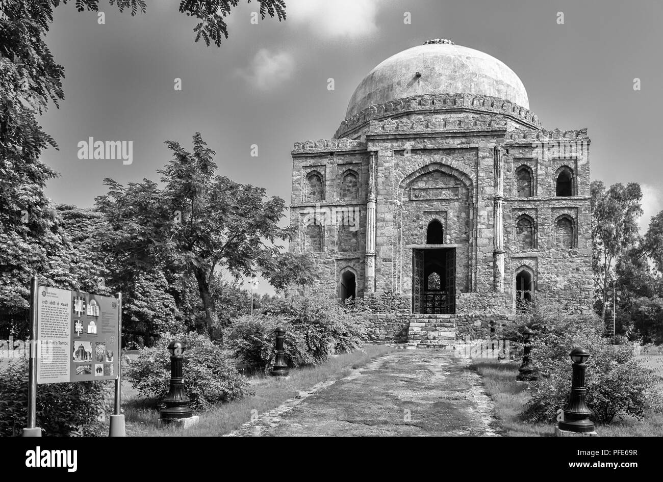 New Delhi , Inde- le 12 septembre 2014 Vue d'Dadi-Poti tombes de la porte d'entrée Banque D'Images