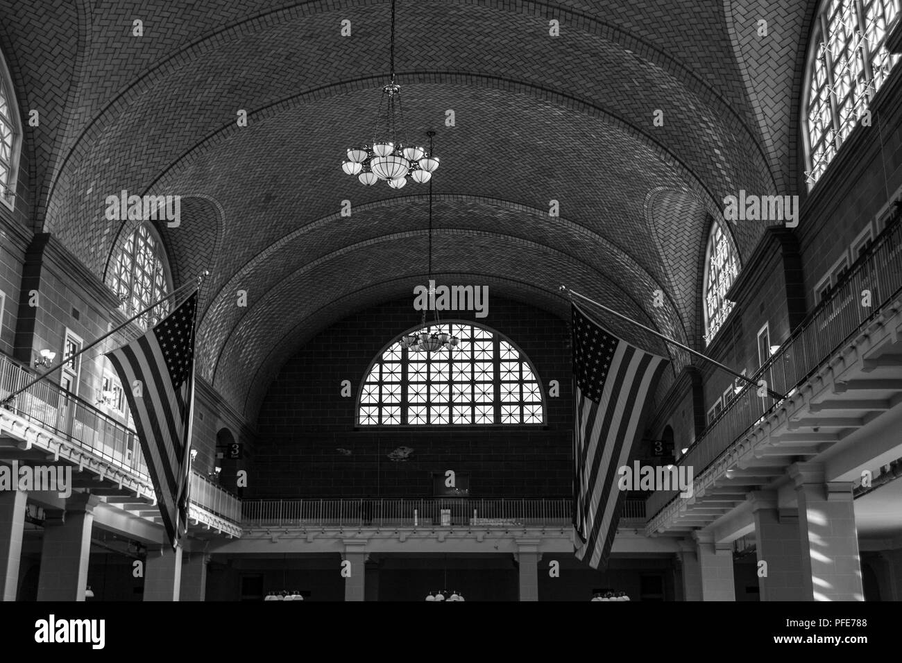 Chambre d'enregistrement à Ellis Island Immigration centre entre 1900 et 1024 5 000 traitées immigre par jour Banque D'Images