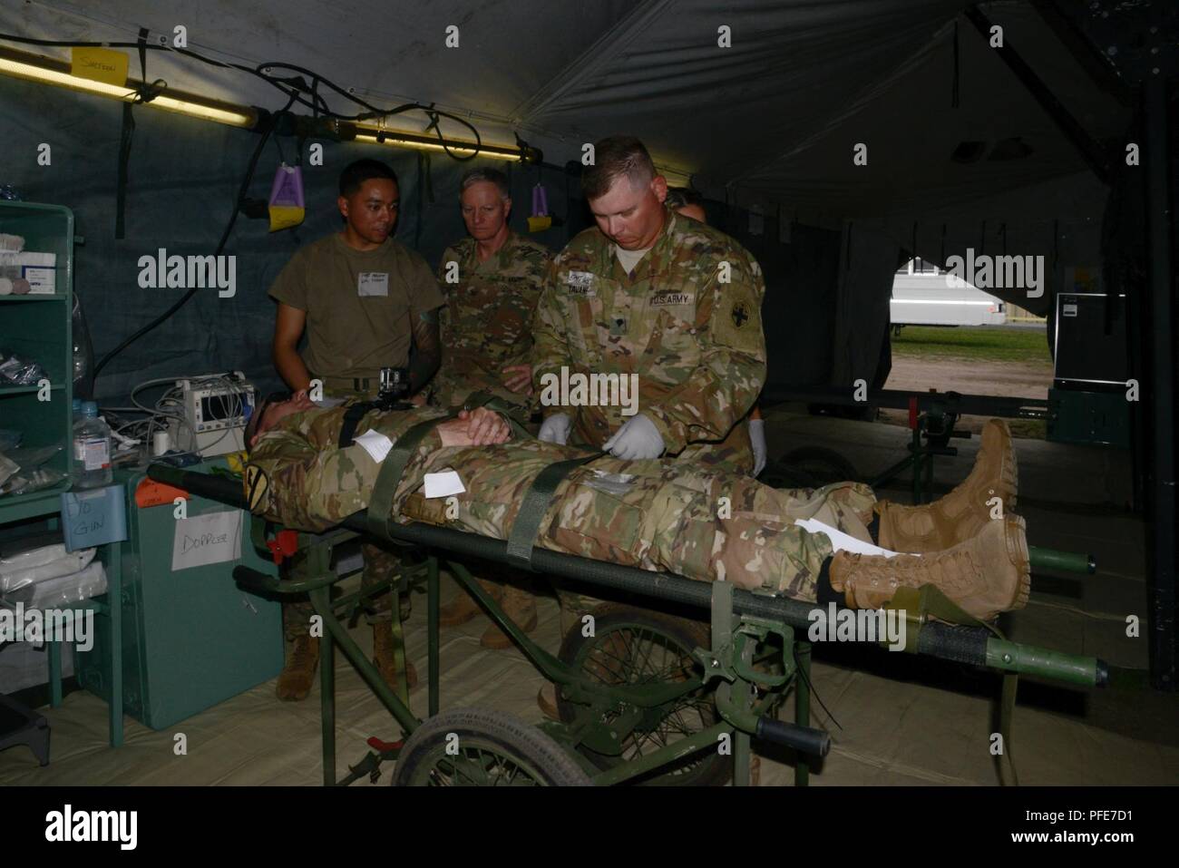 Des soldats américains affectés au 411e Hospital Center et l'activité du Service médical de Bavière fournissent des soins de santé à une simulation de la causalité dans le cadre de l'exercice et l'exercice 18 grève Sabre Surge 18 Bordeaux lors de la 7e formation de l'Armée de la commande Zone d'entraînement Grafenwoehr, Allemagne, le 9 juin 2018. Le centre hospitalier, 411e 345e 332e, Hôpital de soutien au combat, 3e brigade médicale commande médicale est une unité de la réserve de l'armée américaine stationnés hors de Jacksonville, Floride, qui a établi un partenariat avec des soldats américains avec l'activité du Service médical de la Bavière et du U.S. Airmen avec 86e Groupe Médical de mener différents medical operati Banque D'Images