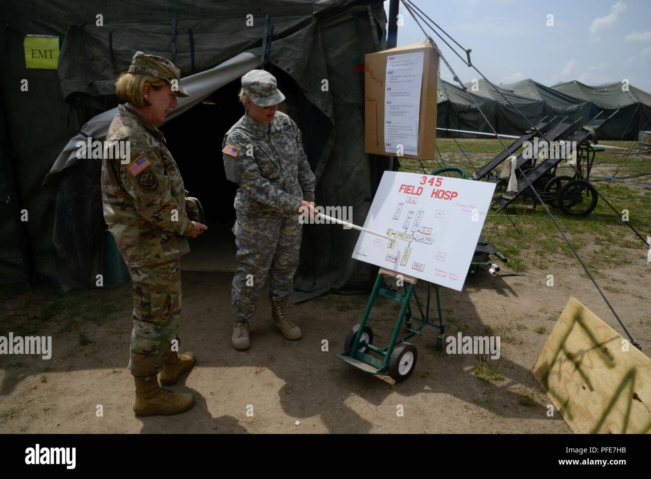 Le brigadier de l'armée américaine. Le général Kate Leahy, gauche, l'Europe de l'armée américaine le général commandant adjoint de mobilisation et d'affaires de réserve, observe les activités des soldats américains affectés au 411e centre hospitalier au cours de l'effort de grève et de l'exercice 18 Sabre Surge 18 Bordeaux lors de la 7e formation de l'Armée de la commande Zone d'entraînement Grafenwoehr, Allemagne, le 9 juin 2018. Le centre hospitalier, 411e 345e 332e, Hôpital de soutien au combat, 3e brigade médicale commande médicale est une unité de la réserve de l'armée américaine stationnés hors de Jacksonville, Floride, qui a établi un partenariat avec des soldats américains avec l'activité du Service médical de la Bavière et du U.S. Airmen w Banque D'Images