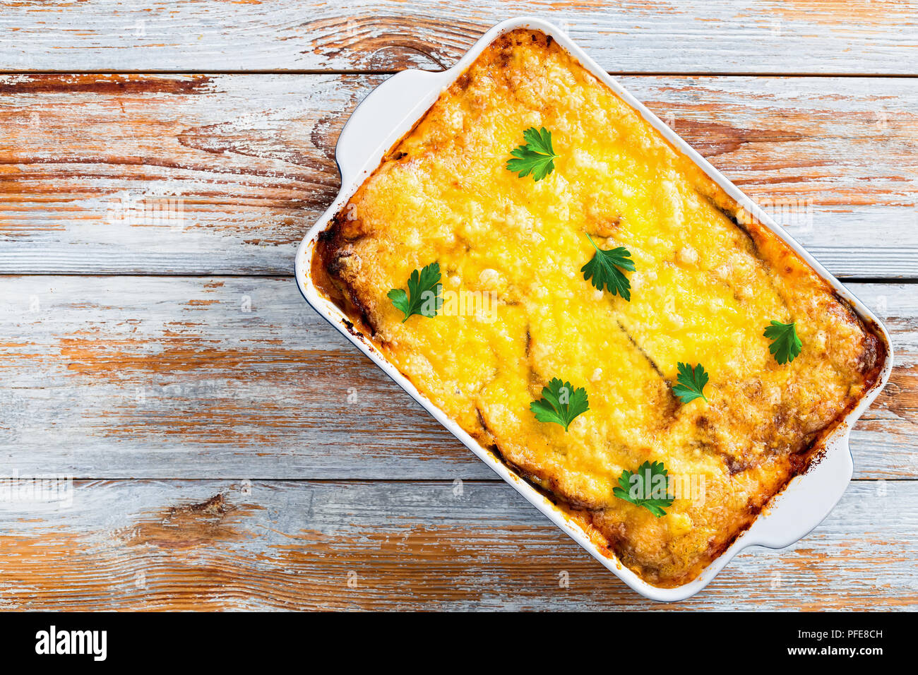 Délicieux la moussaka dans plat à gratin, recette authentique - couches d'aubergines, viande hachée, tomates, béchamel et fromage cuit au four décoré wi Banque D'Images