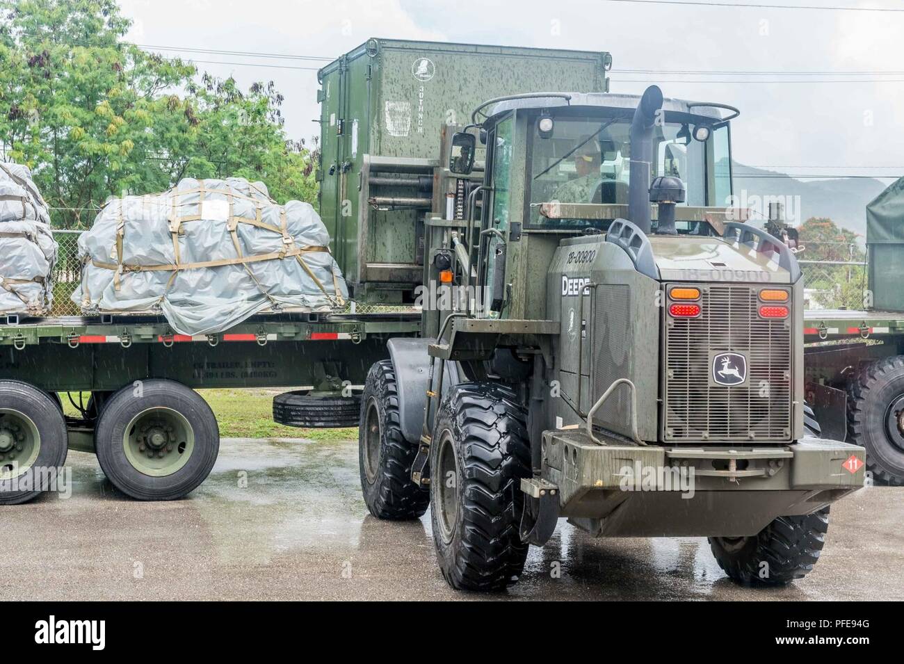 Santa Rita, Guam (9 juin 2018) Opérateur de l'équipement 2e classe Corey Caron, affectés à la construction navale (bataillon Mobile NMCB) 11, utilise un chariot élévateur 12k pour déplacer un conteneur avec pignon pour le 30e Régiment de la construction navale (RCN) Base navale à bord de Guam. La 30e RCN effectue un changement de Port Hueneme homeport, Californie à Guam pour améliorer le commandement et le contrôle des unités subordonnées opérant dans la région Indo-Pacifique. Banque D'Images