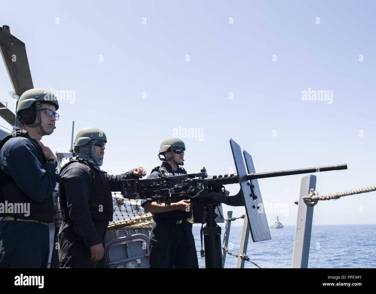 Océan Pacifique (8 juin 2018) marins affectés à San Antonio-classe de transport amphibie USS dock Anchorage (LPD 23), l'homme un Gunner's station pendant un exercice de tir réel. En cours d'ancrage est l'achèvement de l'unité de formation composite (exercice COMPTUEX), un dernier exercice de pré-déploiement qui certifie l'Essex combiné Groupe amphibie et la 13e Marine Expeditionary Unit ses capacités à mener des opérations militaires en mer et à terre d'un projet au cours de leur déploiement à venir à l'été 2018. Banque D'Images