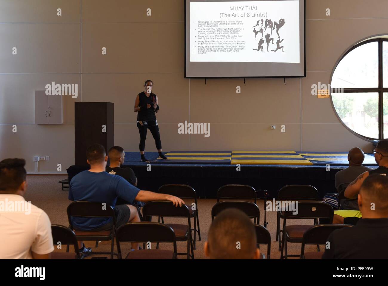 Le sergent de l'US Air Force. Iiae Hess, 39e Escadron de soutien de contrôleur aérien, parle aux participants sur le Muay Thai au cours d'un atelier d'arts martiaux mixtes de Incirlik Air Base, la Turquie, le 9 juin 2018. Hess décrit et démontré pourquoi Muay Thai est appelé l'art de huit membres. Banque D'Images