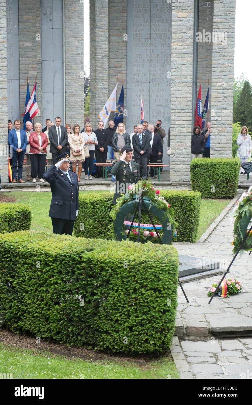 Belgique composante terrestre Le colonel Eric Marotte dépose une couronne pour le mémoire et le 73e anniversaire de la Victoire en Europe cérémonie à l'Mardasson Memorial à Bastogne, Belgique, 1 juin 2018. Banque D'Images
