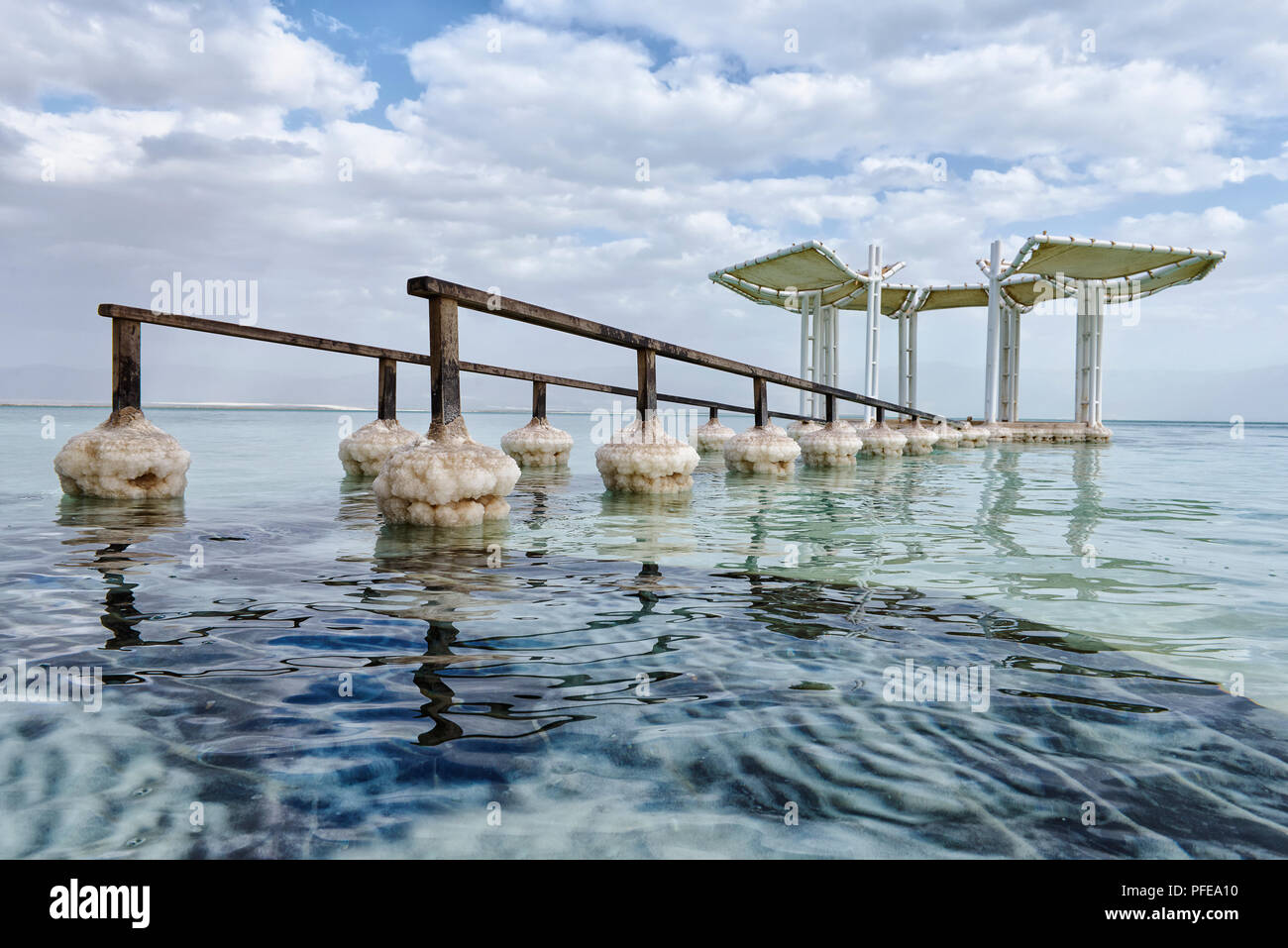 Mer Morte, en Israël. 6ème apr 2016 : quai submergé dans l'eau cristalline de sel formation où ses rails rencontrez l'eau. Banque D'Images