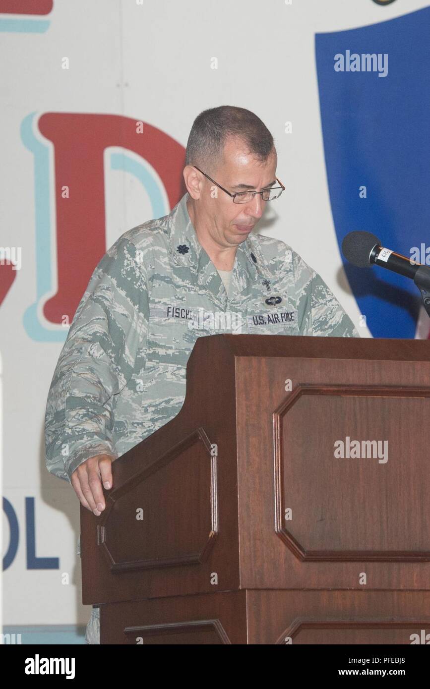 Le lieutenant-colonel Peter Fischer, d'une base commune, aumônier adjoint fournit l'invocation, pour la 350e de bataille du Groupe d'entraînement des aviateurs cérémonie de passation de commandement, le Port San Antonio-Kelly Champ, Texas 1 juin 2018. Avant la cérémonie, le Colonel Ron Stenger (à droite), et le colonel commandant du 350e BATG Traxler (milieu) avec huit membres du 350e BATG exécuté un saut en chute libre à partir de 13 000 pieds au-dessus de Kelly field. Banque D'Images