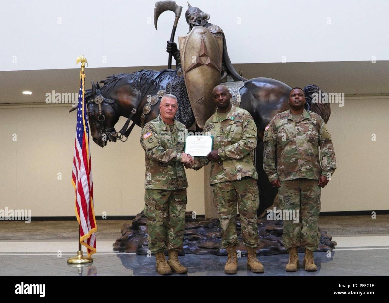 Soldat de réserve de l'armée américaine, le Sgt. Justin Vargas (centre), 3e poste de commandement principal détachement opérationnel, attribuées en vertu du III Corps stationnés à Fort Hood, au Texas est présenté par la commande le Sgt. Le Major Kelly Largent (à gauche), les sergents-commande, 63e Division de l'état de préparation et le Sgt. Le major Cedric L. Akins, des sergents major (à droite), III Corps avec une armée médaille pour avoir gagné à la lumière tous les poids lourds de l'armée, coupe-Lacerda combatives tournoi sur avril à Fort Benning, Goergia. L'Armée de toutes les 2018 combatives Lacerda Cup a eu lieu le tournoi de Fort Benning, Géorgie en avril qui a été huit ans après Banque D'Images