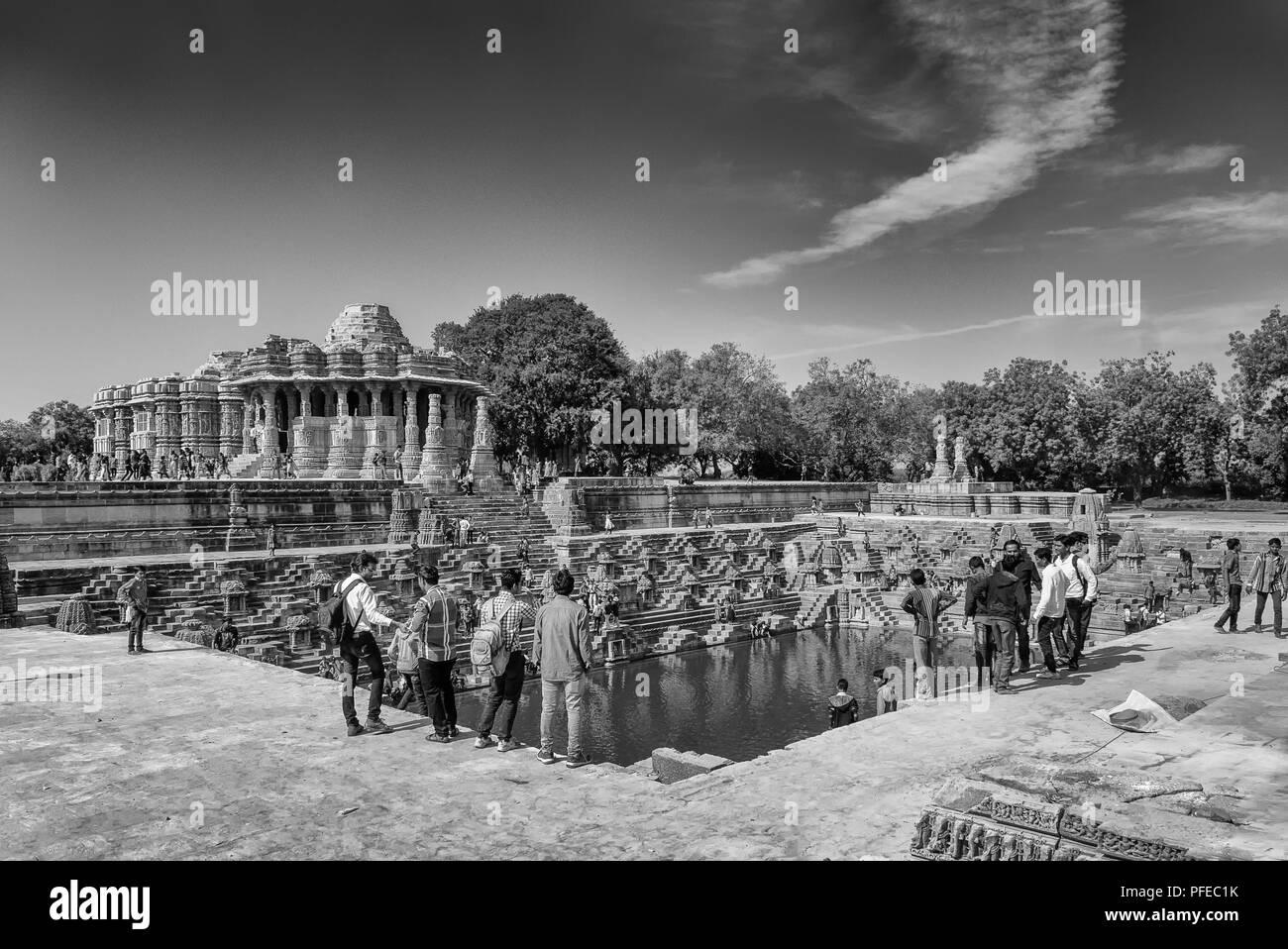 Mehsana District,Gujarat, Inde- Décembre 05, 2014 Une vue complète de Sabha Mandap Guda Mandapa et d'un réservoir, qui est également connu comme Ramakunda O Banque D'Images