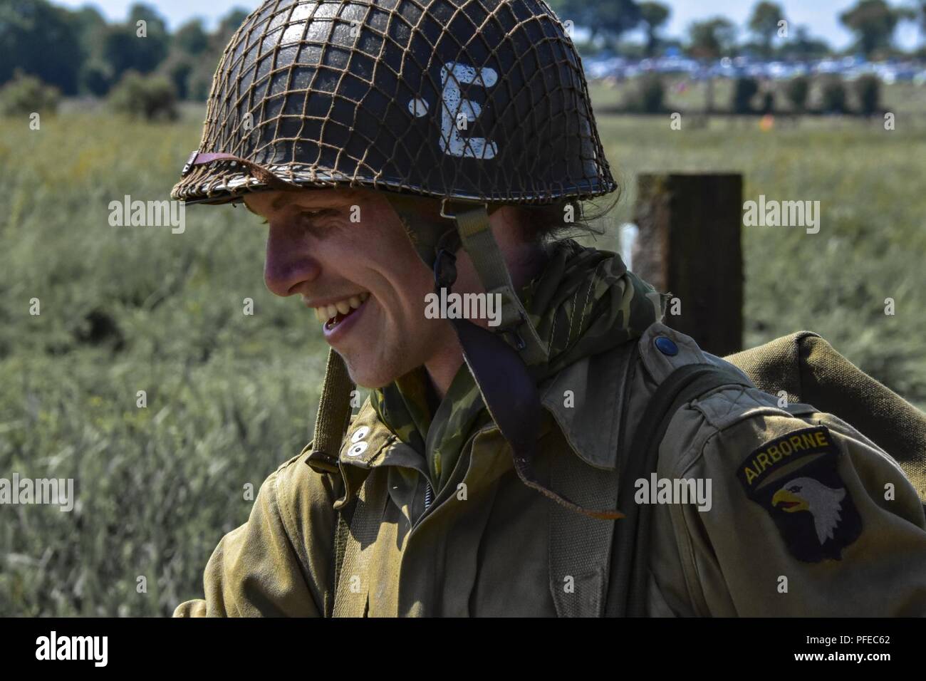 La Deuxieme Guerre Mondiale Un Parachutiste Historique Sourire Apres Un Saut D Un Douglas C 47