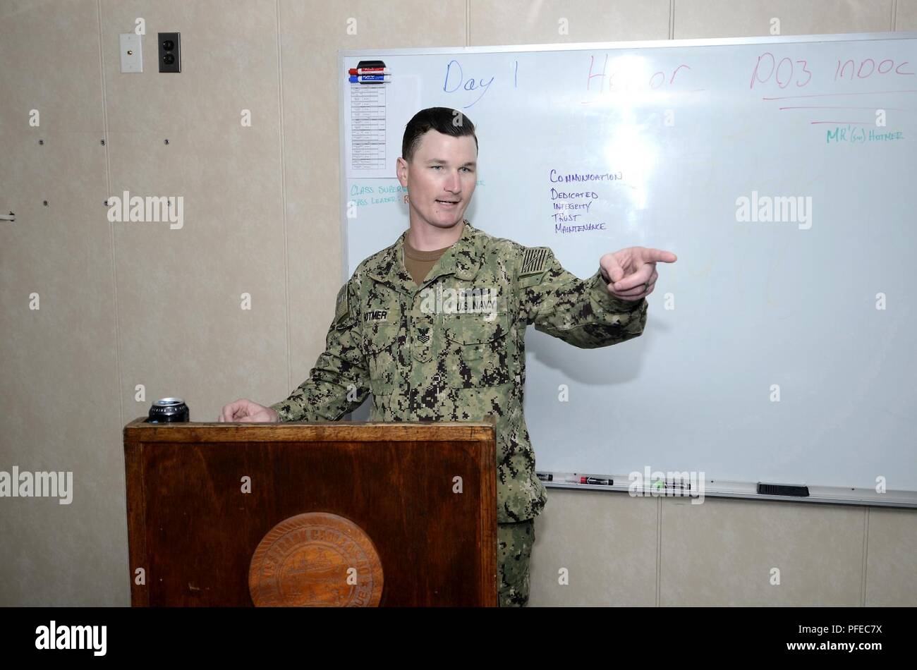 POINT POLARIS, Guam (30 mai 2018) - réparateur de machines 1re classe Frank Hotmer facilite un maître à bord du Cours de leadership Selectee offres Câble sous-marin USS Frank (40). Frank, câble à Guam déployées à l'avant, les réparations, réarme et reprovisions U.S. Naval Forces déployées dans la région Indo-Pacifique. Banque D'Images