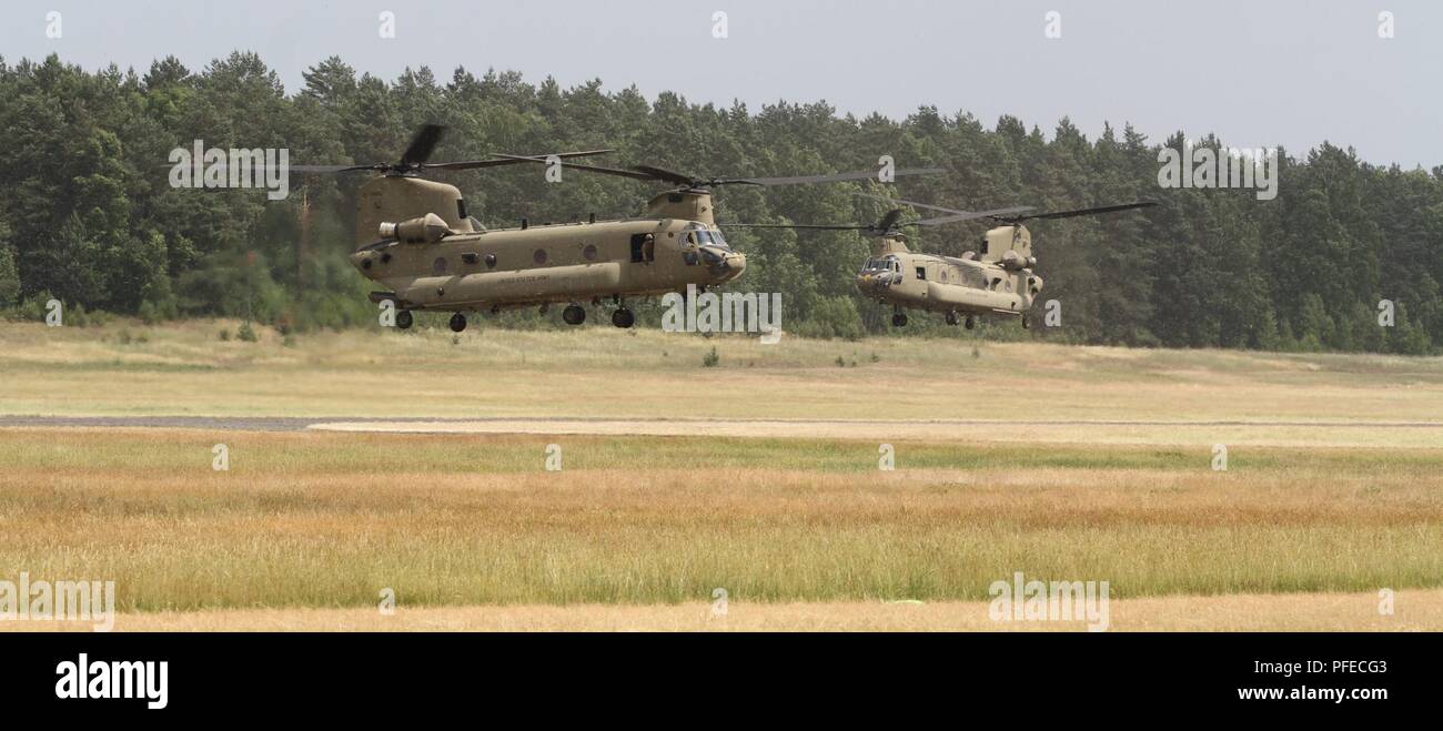 Deux Boeing CH-47 Chinook de la 1st Air Cavalry Brigade atterrir à l'Aérodrome de Ziemsko, Pologne, le 4 juin 2018. Les hélicoptères sont déposé à l'appui de l'équipement, grève de Sabre un événement de formation bi-annuelle dont l'objectif est d'améliorer les capacités opérationnelles de la terre et de l'air avec un autre objectif clé pour former au sein de la présence accrue des groupements tactiques de l'avant. La Garde Nationale (Michigan) Banque D'Images