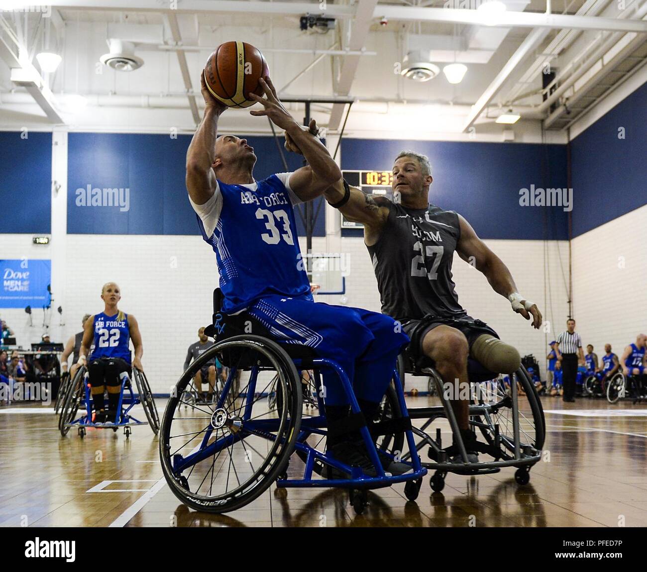 L'équipe de la Force aérienne Un athlète de basketball en fauteuil roulant Joshua Oshua se bat pour un rebond contre le commandement des opérations spéciales de l'équipe Master athlète Sgt. Scotty Roessler au cours d'un avant-match contre Team SOCOM au ministère de la Défense à l'Jeux de guerrier U.S. Air Force Academy, Colorado Springs, Colorado, le 3 juin 2018. Le basket-ball en fauteuil roulant a été développé par la Seconde Guerre mondiale, des anciens combattants des États-Unis en 1945, et le sport a été introduit sur la scène mondiale à la Rome 1960 Jeux paralympiques. Le basket-ball en fauteuil roulant conserve la plupart des principales règles et notation de basket-ball, mais certaines règles ont été modifiées avec consideratio Banque D'Images