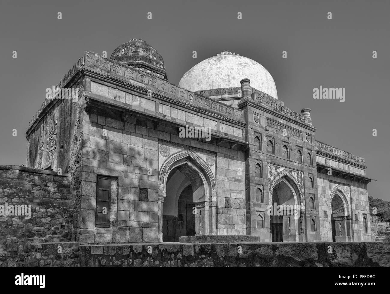 New Delhi , Inde- le 27 août 2014 Une vue plus d'Isa Khan Niyazi Mosque Banque D'Images