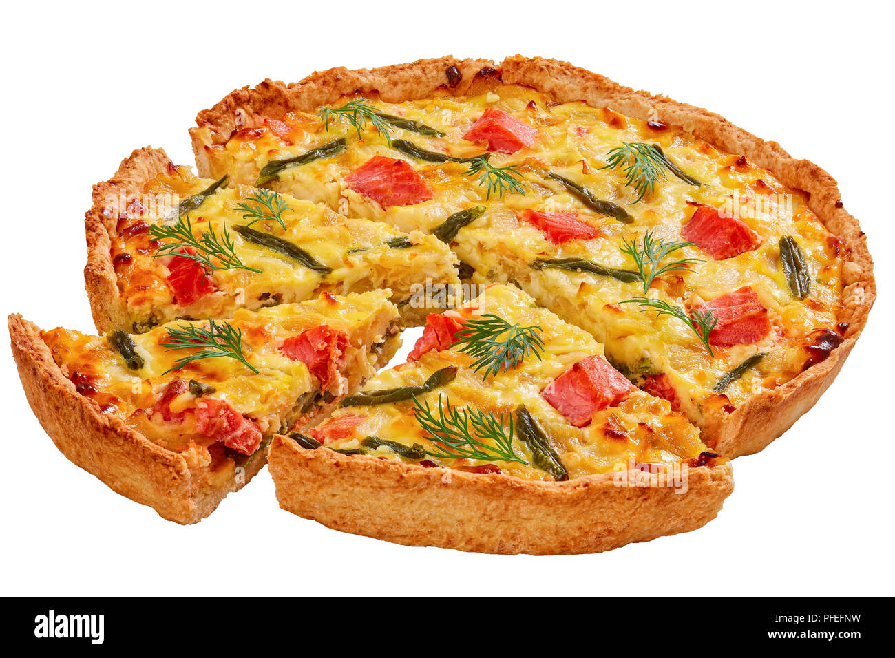 Maison délicieux quiche à la française de la truite, haricot vert, la sauce béchamel et l'Emmental coupé en tranches isolé sur fond blanc, vue de abov Banque D'Images