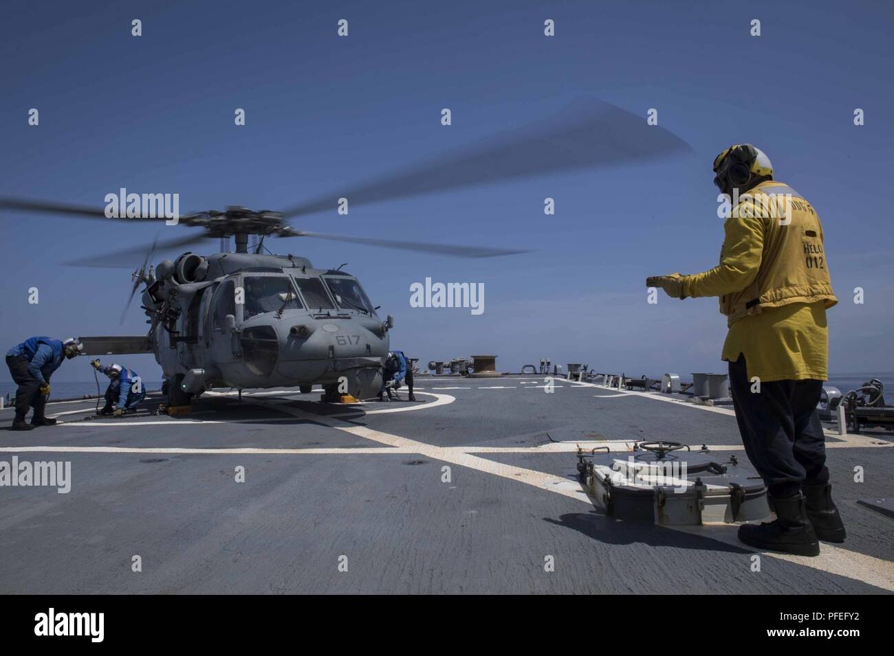 Mer Méditerranée (4 juin 2018) marins sécuriser une Sea Hawk MH-60R affecté à l'hélicoptère de classe Nimitz porte-avions USS Harry S. Truman (CVN 75) au poste de pilotage de la classe Arleigh Burke destroyer lance-missiles USS Donald Cook (DDG 75). Donald Cook est l'avant-déployé à Rota, Espagne, sur sa septième patrouille dans la sixième flotte américaine zone d'opérations à l'appui des alliés et partenaires, et les intérêts de sécurité nationale des États-Unis en Europe et en Afrique. Banque D'Images