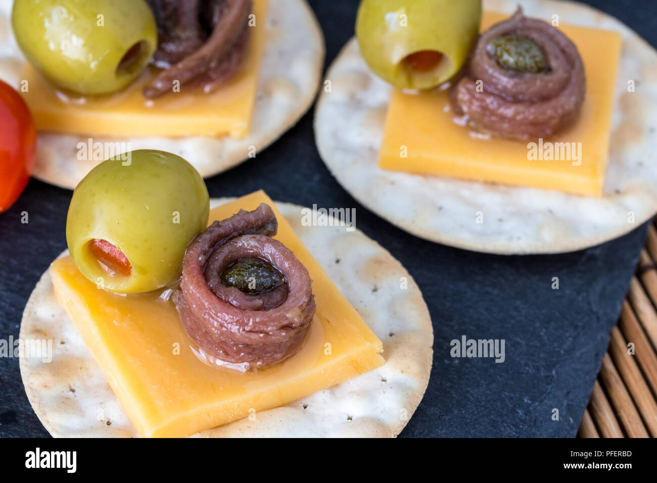 L'anchois sur des craquelins avec olives farcies - apéritif avec fond selective focus Banque D'Images
