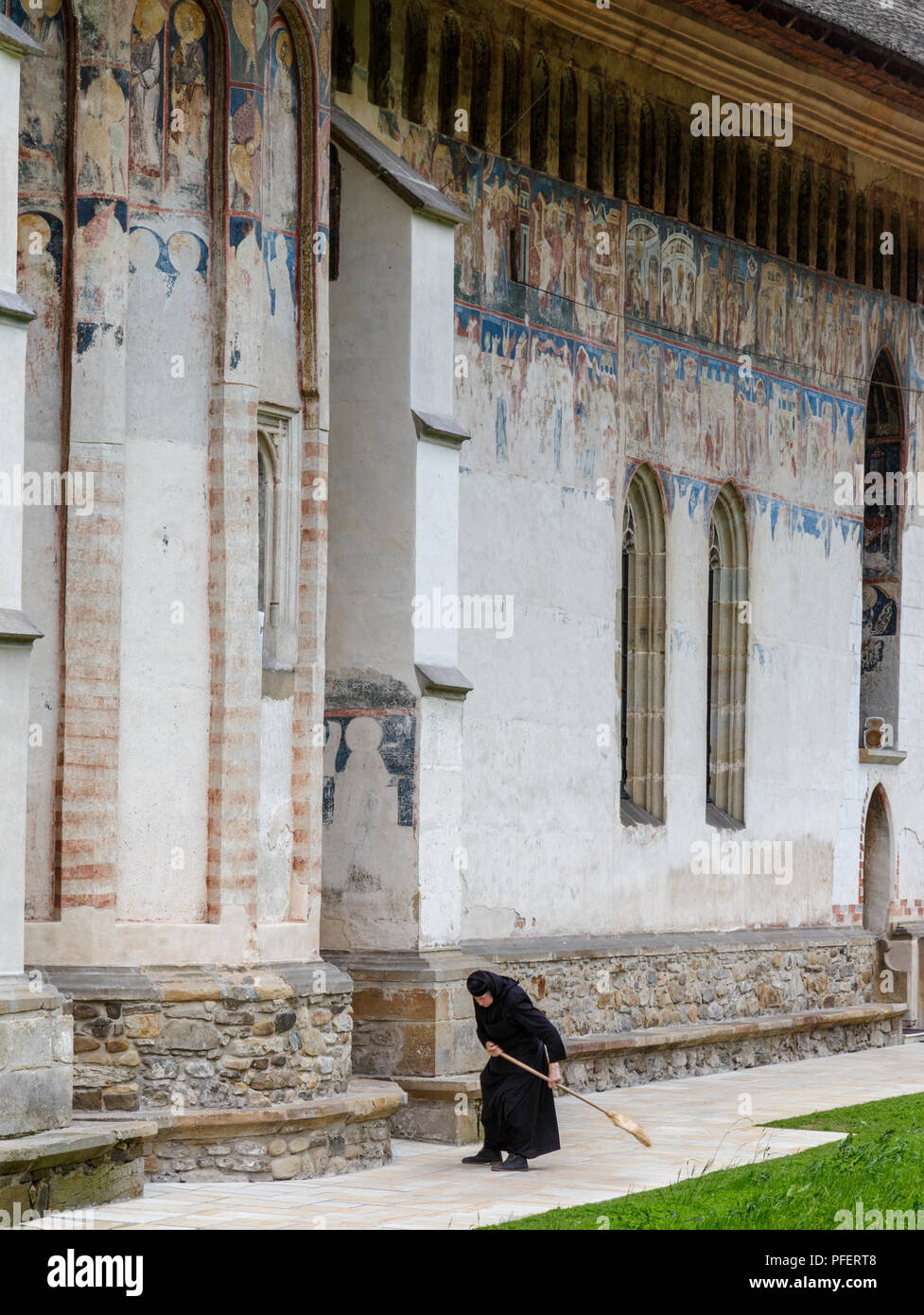 L'Europe, la Roumanie. La Bucovine Moldovita | couvent peint Nun balayant Banque D'Images
