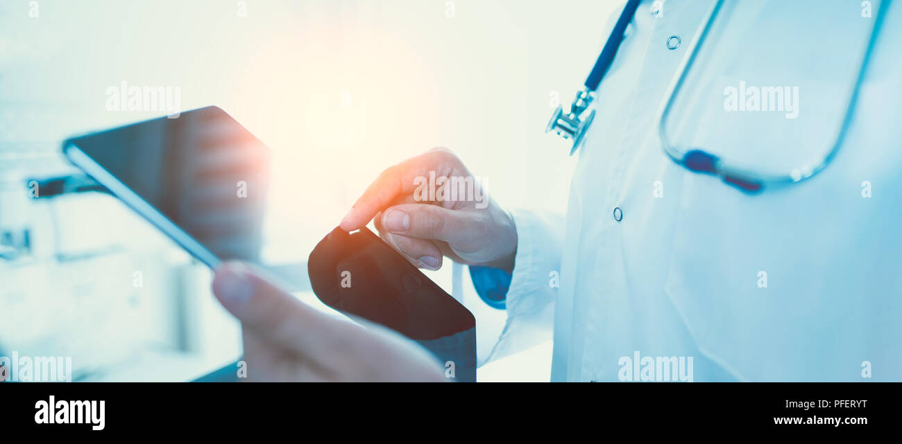 Médecin à l'aide de tablette en clinique. Système d'enregistrement patient numérique. Wide internet bannière concept Banque D'Images