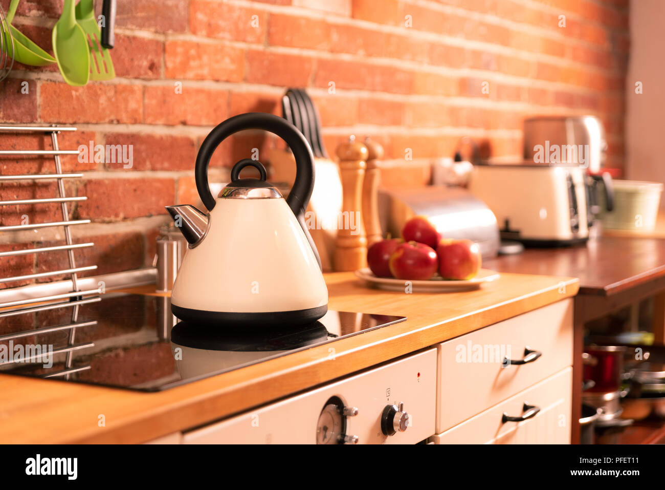 Électrique sur l'induction poêle dans cuisine bien décorées. Banque D'Images