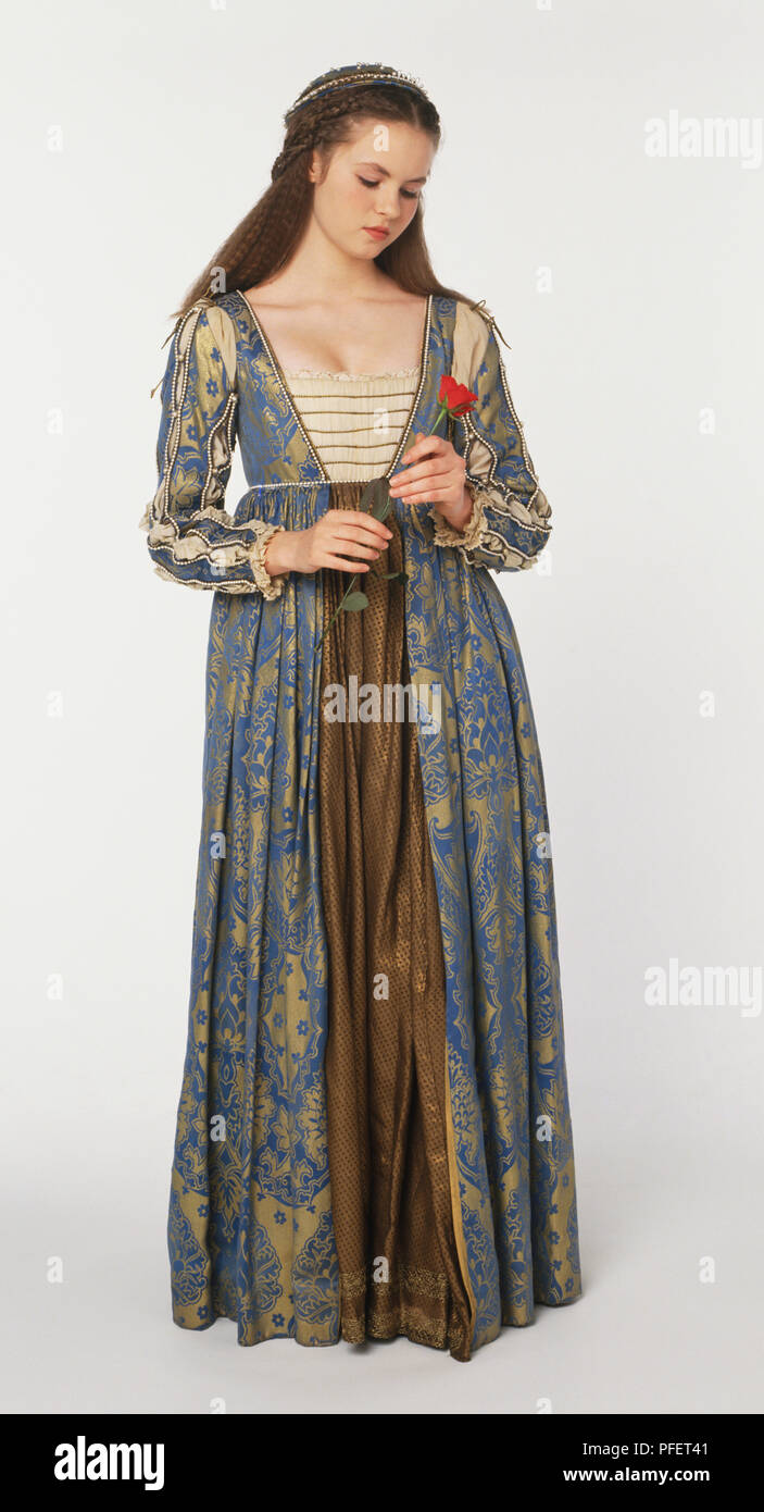 Femme en costume du 16ème siècle, holding red rose Photo Stock - Alamy