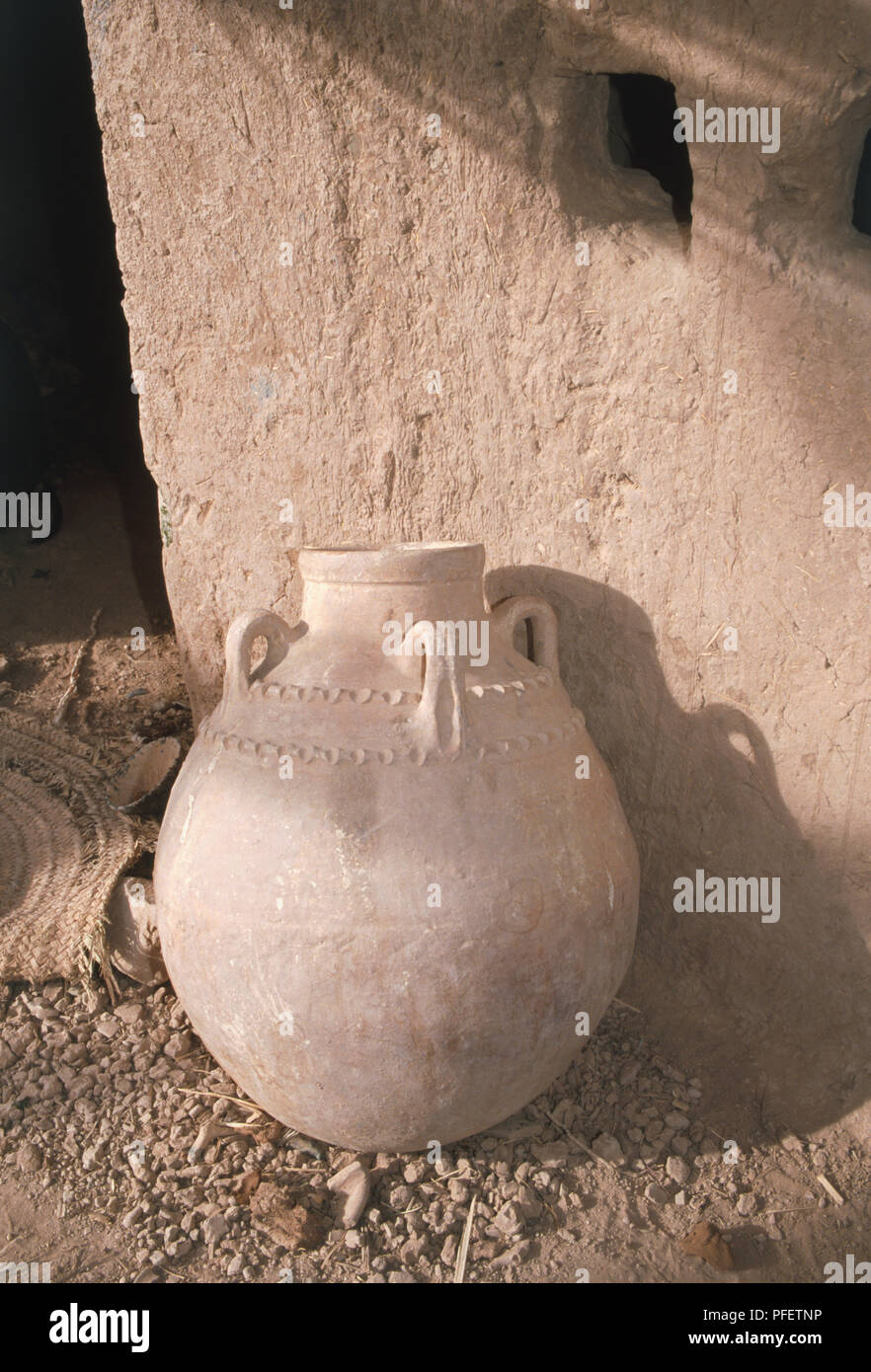 Le Maroc, la Kasbah, Marrakech et le Sud de l'Oasis, poteries anciennes pot d'eau. Banque D'Images