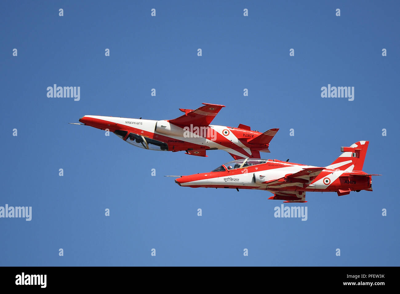 L'image de la voltige aérienne affichage par le Indian Air Force Surya kiran Team, Bangalore, Karnataka, Inde Banque D'Images