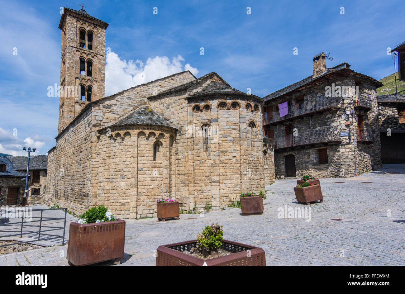 Beffroi et Eglise de Santa Maria de Taüll, Catalogne, Espagne. Églises romanes catalanes de la Vall de Boi est déclaré site du patrimoine mondial de l'UNESCO Banque D'Images