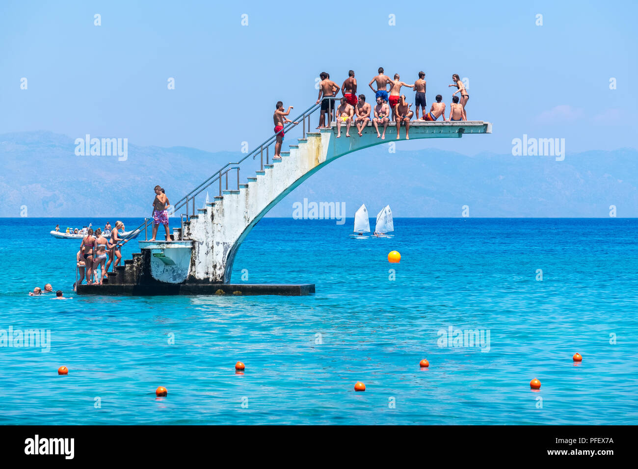 Beaucoup de gens s'amusant sur le plongeoir à plage Elli, la plage principale de la ville de Rhodes. Rhodes, Grèce Banque D'Images
