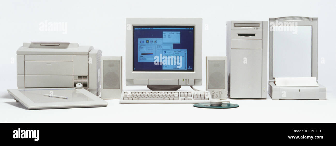 Écran d'Ordinateur, clavier de l'ordinateur, les haut-parleurs, disque dur, scanner, imprimante, souris et tapis de souris Banque D'Images