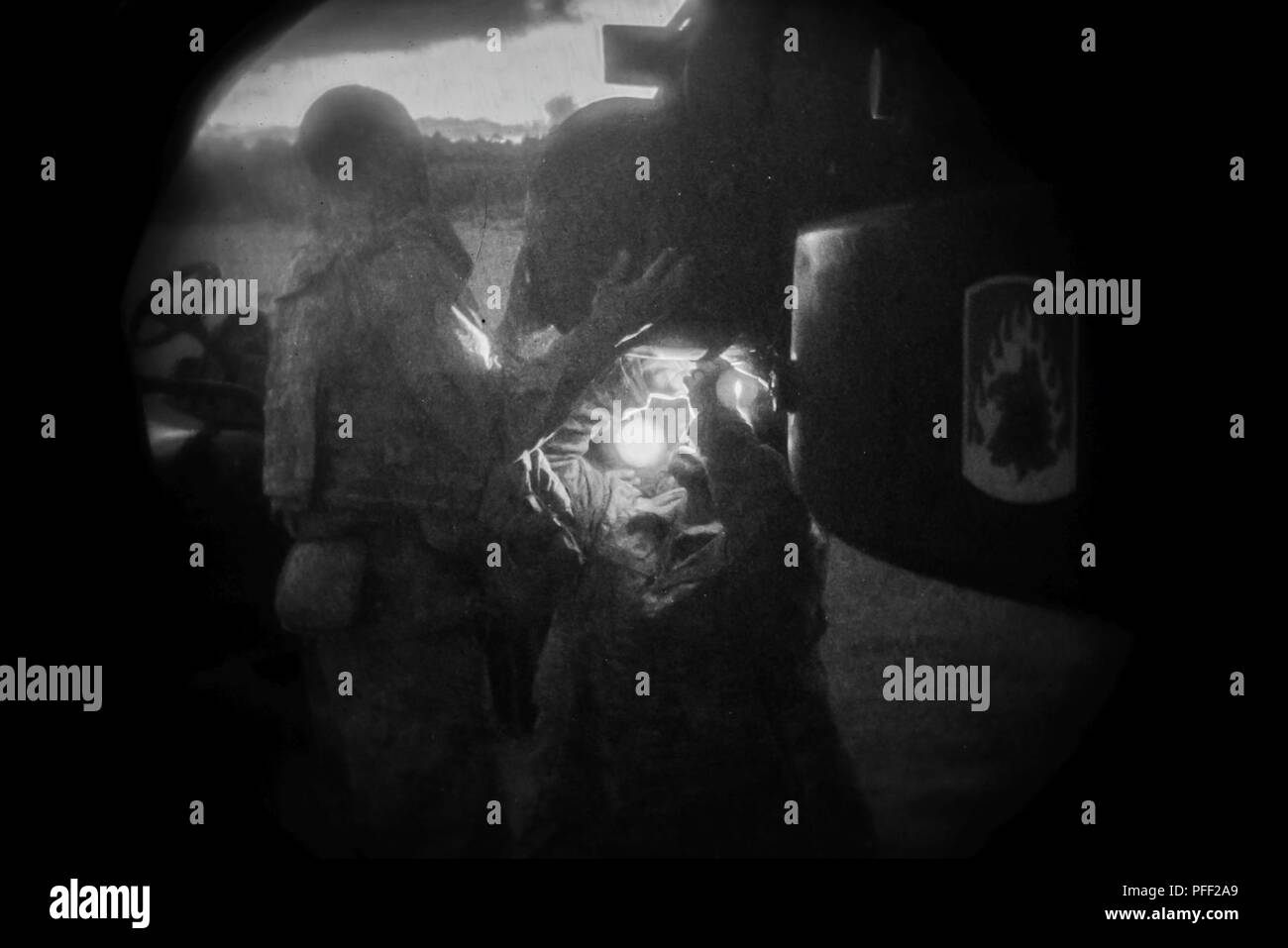 Le s.. Valentin Franco, le Sgt. Frederick Crawford et le Sgt. Ofa Mau assigné à la Force Viper 1er Bataillon, 3e Régiment d'aviation, 12e Brigade d'aviation de combat mener l'entretien d'un hélicoptère Apache AH-64 Sabre pendant 18 Grève à Bemowo Piskie Orzysz Zone d'entraînement, la Pologne, le 11 juin 2018. Banque D'Images