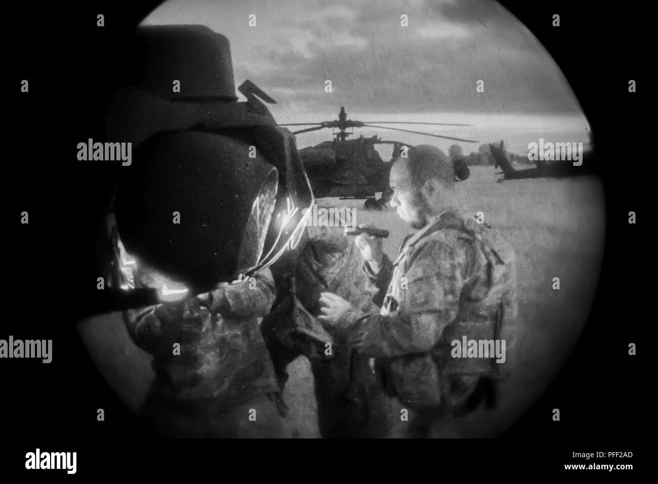 Le s.. Valentin Franco (centre), Sgt. Frederick Crawford et le Sgt. Ofa Mau assigné à la Force Viper 1er Bataillon, 3e Régiment d'aviation, 12e Brigade d'aviation de combat mener l'entretien d'un hélicoptère Apache AH-64 Sabre pendant 18 Grève à Bemowo Piskie Orzysz Zone d'entraînement, la Pologne, le 11 juin 2018. Banque D'Images