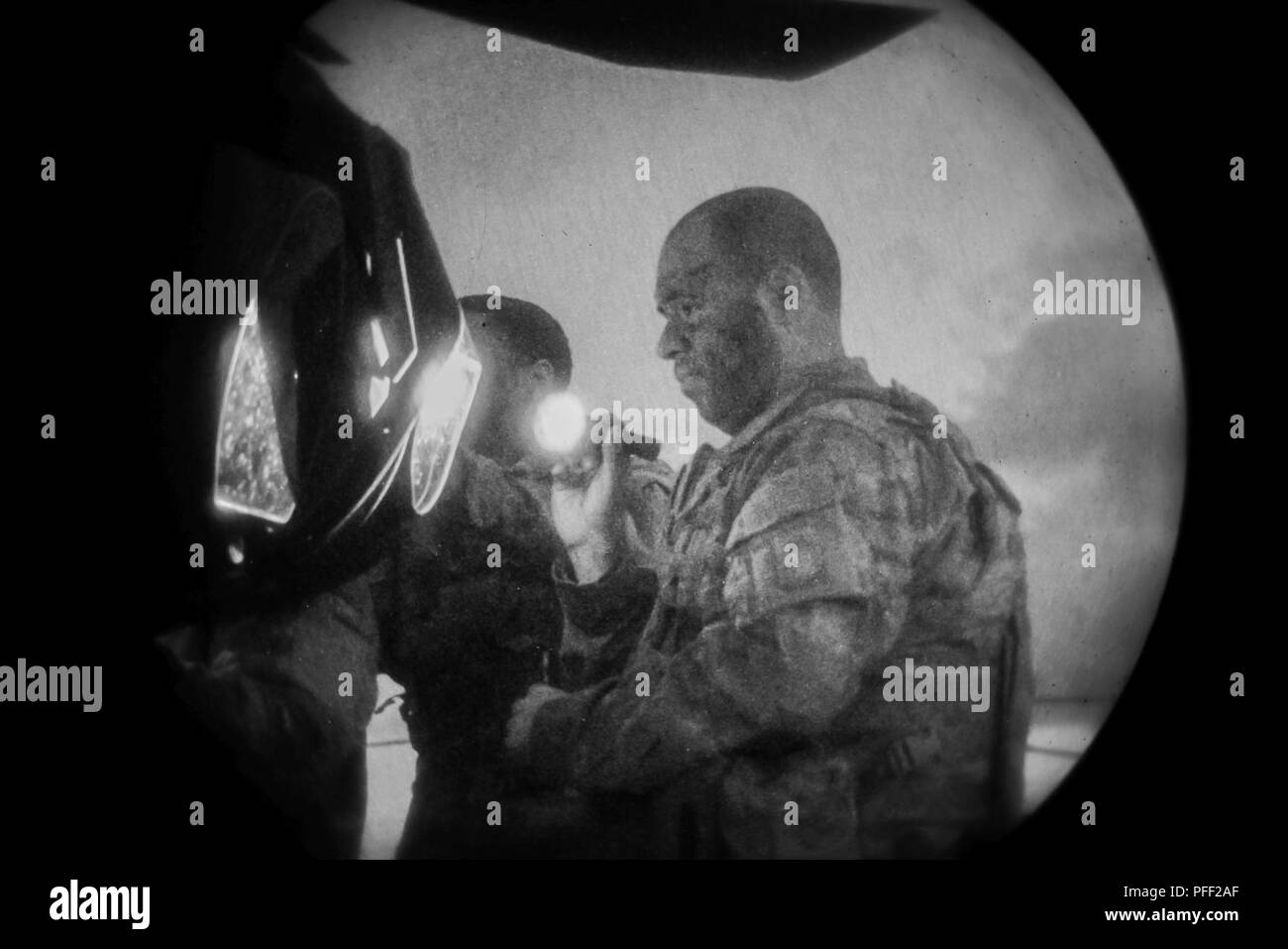 Le s.. Valentin Franco (centre), Sgt. Frederick Crawford et le Sgt. Ofa Mau assigné à la Force Viper 1er Bataillon, 3e Régiment d'aviation, 12e Brigade d'aviation de combat mener l'entretien d'un hélicoptère Apache AH-64 Sabre pendant 18 Grève à Bemowo Piskie Orzysz Zone d'entraînement, la Pologne, le 11 juin 2018. Banque D'Images
