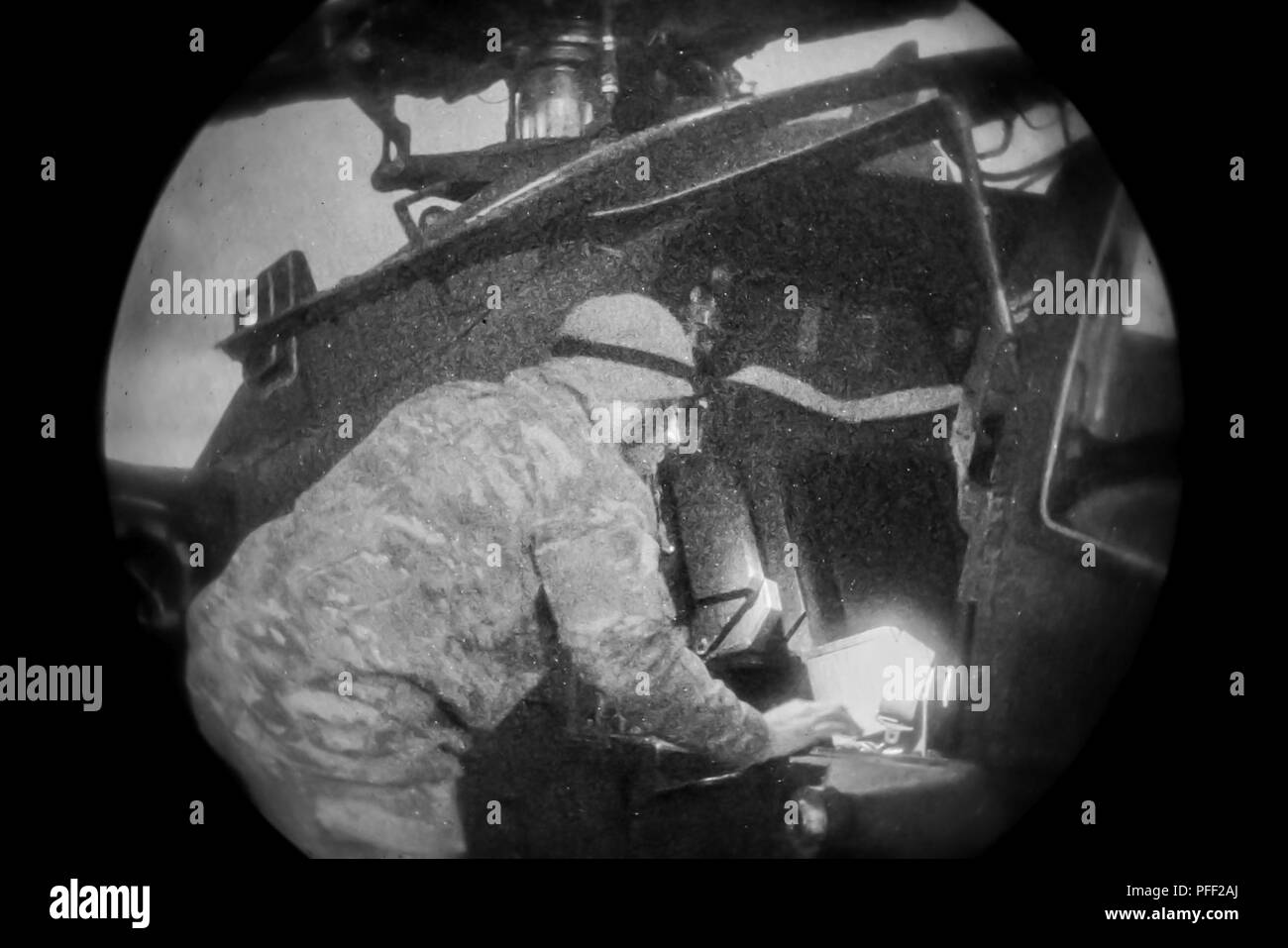 Le Sgt. Ofa Mau assigné à la Force Viper 1er Bataillon, 3e Régiment d'aviation, 12e Brigade d'aviation de combat procède à l'entretien d'un hélicoptère Apache AH-64 Sabre pendant 18 Grève à Bemowo Piskie Orzysz Zone d'entraînement, la Pologne, le 11 juin 2018. Banque D'Images