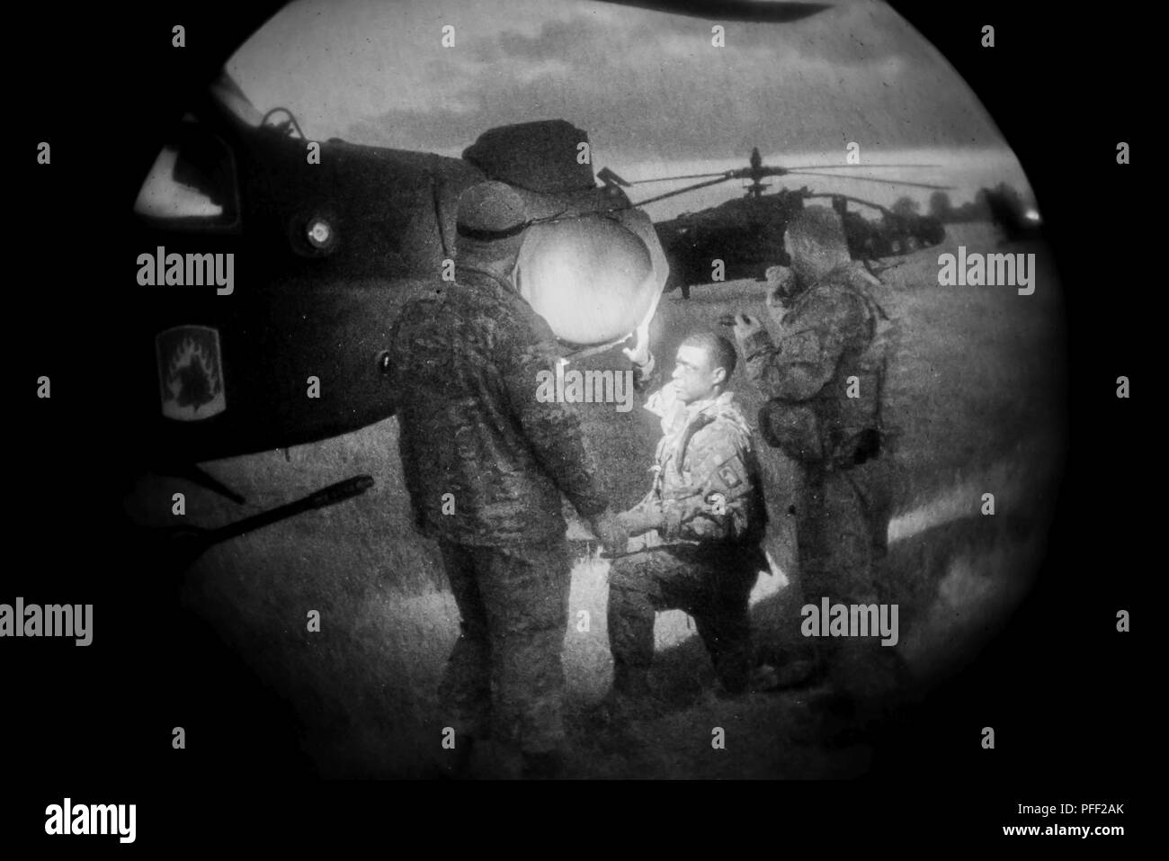 Le s.. Valentin Franco (droite), Sgt. Frederick Crawford (centre) et le Sgt. Ofa Mau (gauche) assigné à la Force Viper 1er Bataillon, 3e Régiment d'aviation, 12e Brigade d'aviation de combat mener l'entretien d'un hélicoptère Apache AH-64 Sabre pendant 18 Grève à Bemowo Piskie Orzysz Zone d'entraînement, la Pologne, le 11 juin 2018. Banque D'Images