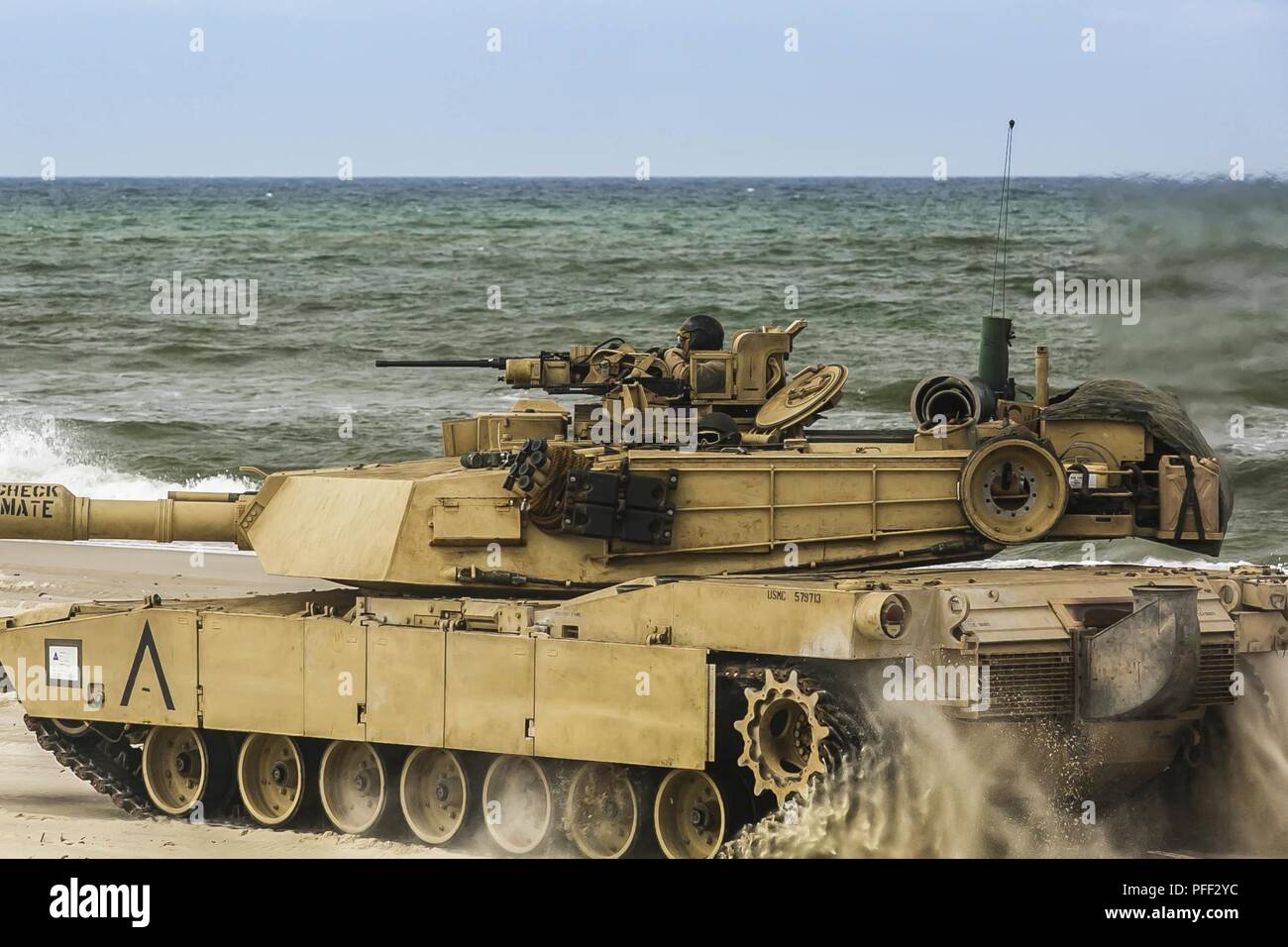 USTKA, Pologne (12 juin 2018) un Corps des Marines américains M1A1 Abrams tank Réservoir joint au peloton, Fox Company, l'Équipe de débarquement du bataillon, 2e Bataillon, 6e Régiment de Marines, 26e Marine Expeditionary Unit, simule une contre-attaque pendant un assaut mécanisé de formation pour faire de l'exercice Baltic Operations (BALTOPS) 2018 à Ustka, Pologne, 12 juin 2018. Le premier ministre est BALTOPS maritime annuel-exercice ciblé dans la région de la Baltique et l'un des plus importants exercices dans le Nord de l'Europe améliorer la flexibilité et l'interopérabilité entre les pays alliés et partenaires des Nations unies. (Marine Corps Banque D'Images