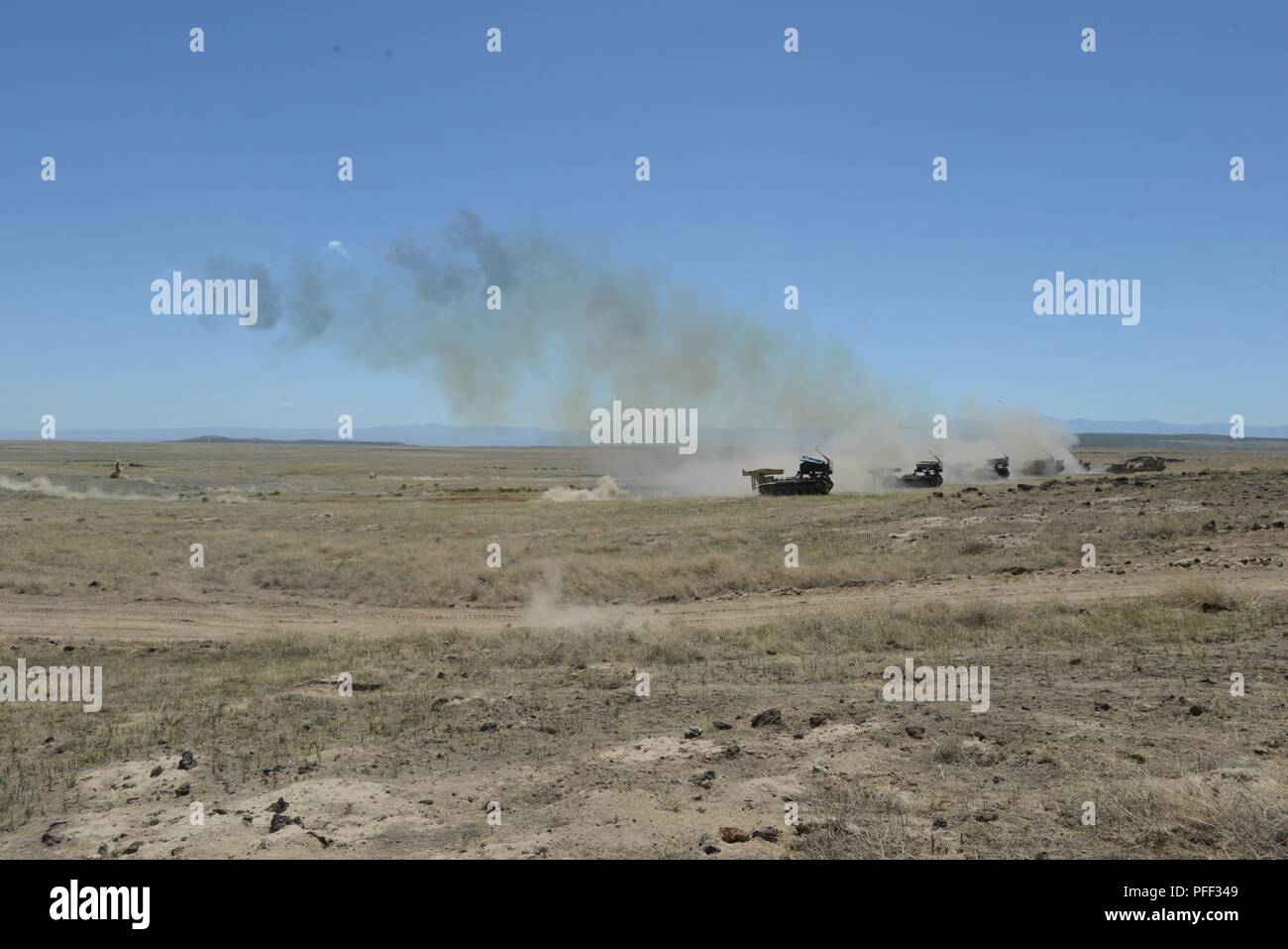 Des soldats de la Garde nationale de l'Idaho's 116e bataillon du génie et l'Armée américaine du 321e bataillon de réserve ingénieur procédé un live-fire M58 charge Ligne de Déminage (MICLIC) Le 13 juin 2018, plage, à l'Orchard Centre d'instruction au combat, Boise, Idaho. Les deux unités de génie sont des de la 116e Brigade Combat Team Calvaire eXportable de capacité de formation de combat de la rotation. Banque D'Images