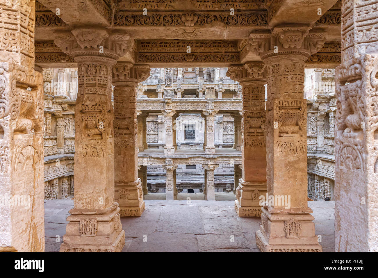 Patan , Gujarat, Inde, Décembre 05,2014 - Vue de l'intérieur du mur et des piliers sculptés en Rani ki Vav Banque D'Images