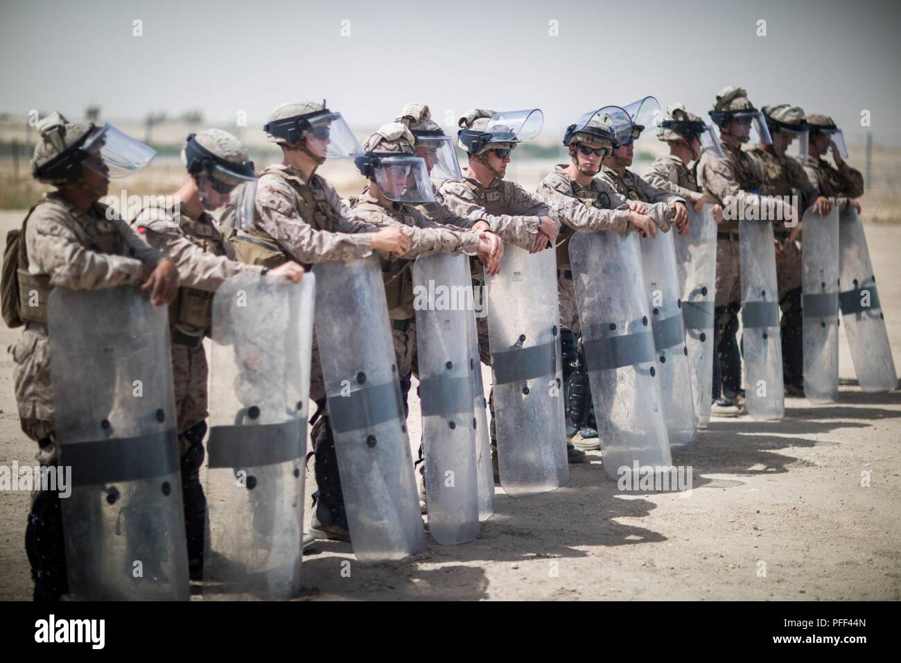 Lieu inconnu, au Moyen-Orient - Marines avec la Compagnie India, 3e bataillon du 7e Régiment de Marines reste pendant les armes non létales 13 juin 2018 Formation. La formation donne aux fins spéciales du Groupe de travail air-sol marin, Crise Response-Central Temps de commande pour mettre l'actif de contrôle de foule, dans l'éventualité d'opérations d'urgence dans la région. (U. S. Marine Corps Banque D'Images
