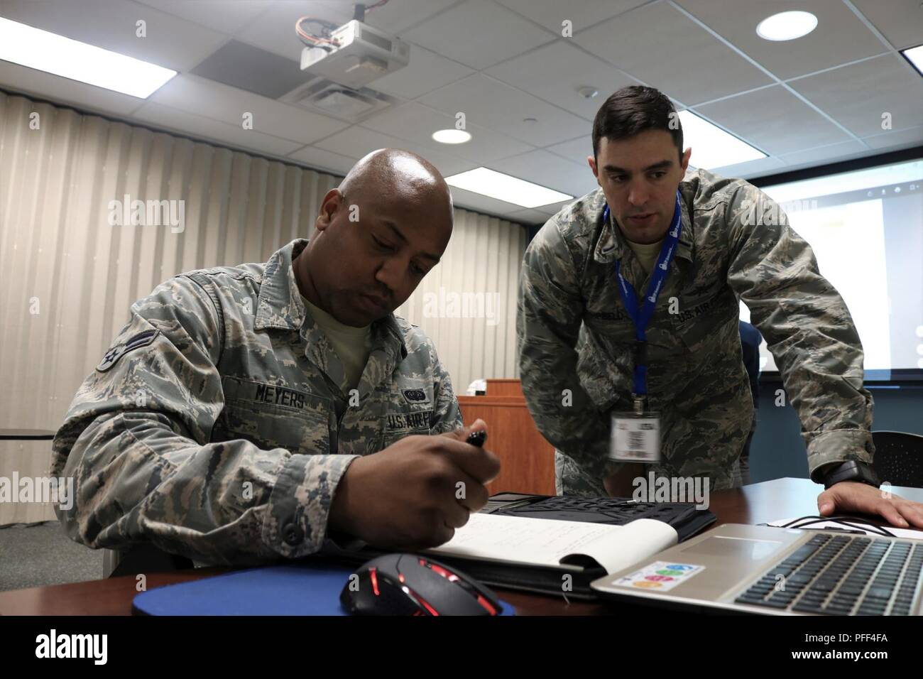 Le Cyber X-Games 2018 organisé par la Réserve de l'Armée de Cyber Operations Group (ARCOG), 335e la commande Signal (théâtre), inclus 72 Les participants forment l'ensemble du ARCOG, U.S. Air Force le personnel des centres d'exploitation de réseau et informatique / escadrons et civils et professionnels du réseau cyber entrepreneur du gouvernement, du 13 au 19 juin à la entités Université du Texas à San Antonio. Le Cyber X-Games est un exercice de cinq jours animé par le milieu universitaire et militaire composé de partenariats et de reconnaissance de l'enquête de l'environnement cybernétique, injecter de la détection et de l'intervention et de vivre de l'agrégation de rouge/bleu. Cette année, le Banque D'Images