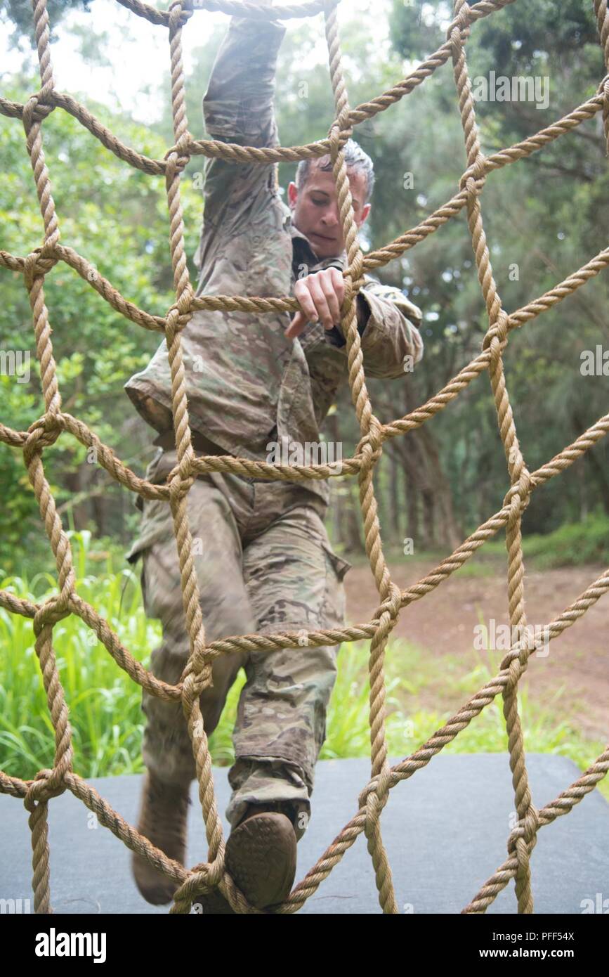 Le Cpl. Jacob Bee, un homme d'infanterie affecté à 1st Armored Brigade Combat Team, 3e Division d'infanterie, appuyer la 2e Division d'infanterie dans le cadre de la forces de rotation, et originaire de Naples, Floride, négocie un obstacle à la confiance en soi au cours de l'Américain 2018 Army-Pacific sous-commandement général et Meilleur guerrier, la concurrence à Schofield Barracks, Missouri, le 11 juin. L'USARPAC BWC se tient à reconnaître et à sélectionner les plus qualifiés, sous-officier et soldat enrôlé junior pour représenter l'Armée de terre à USARPAC 2018 Concours meilleur guerrier à Fort A.P. Hill, Virg Banque D'Images