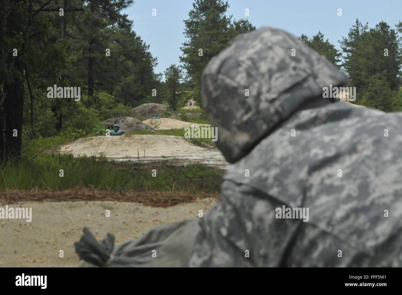 Un soldat de réserve affecté à la 335e commande de signal (Théâtre) vise un objectif de 100 mètres au cours d'une épreuve de qualification M16 au cours de foudre 18 at Joint Base McGuire-Dix-Lakehurst, New Jersey. 18 La foudre est annuelle de deux semaines une formation qui assure le 335e et ses soldats sont formés et prêts à déployer à court préavis et apporter capable, aptes au combat, et la puissance de feu meurtrière à l'appui de l'armée et nos partenaires n'importe où dans le monde. Banque D'Images