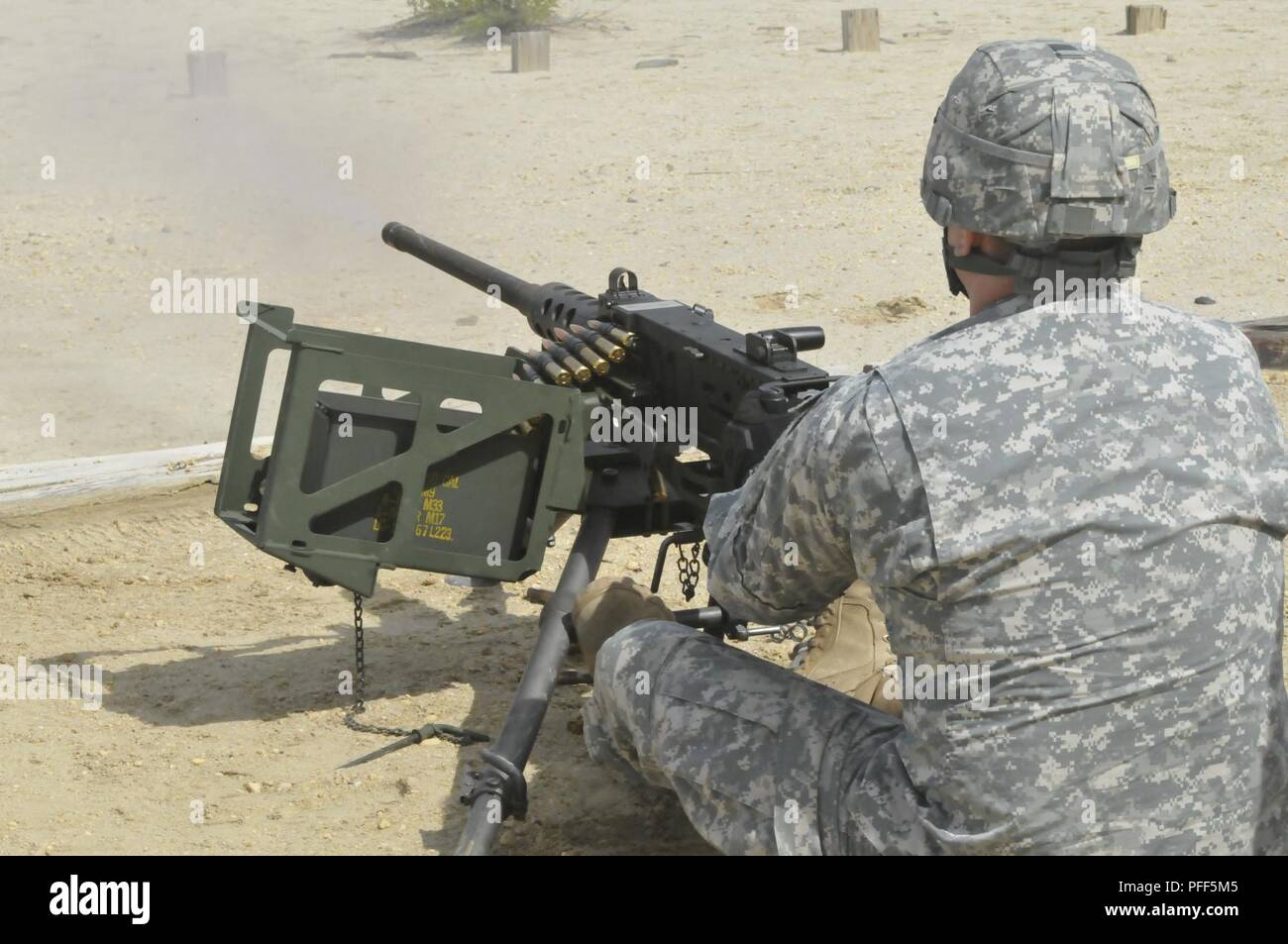 Un soldat de réserve affecté à la 335e commande de signal (Théâtre) incendies la mitrailleuse M2 pendant l'Éclair 18 at Joint Base McGuire-Dix-Lakehurst, New Jersey. 18 La foudre est annuelle de deux semaines une formation qui assure le 335e et ses soldats sont formés et prêts à déployer à court préavis et apporter capable, aptes au combat, et la puissance de feu meurtrière à l'appui de l'armée et nos partenaires n'importe où dans le monde. Banque D'Images