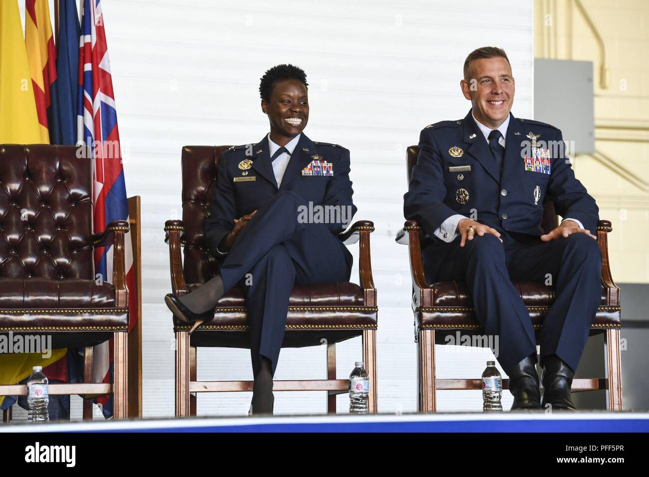 (De gauche) Le colonel Angie Robertson, ancien commandant de la 5e Groupe de soutien de mission, rire avec le Colonel Richard Goodman, 5e commandant MSG MSG, lors de la 5ème cérémonie de passation de commandement à la base aérienne de Minot, Dakota du Nord, le 12 juin 2018. Le groupe de membres civils et militaires du service de la 5e Escadre à la bombe, 91e Escadre de missiles et à d'autres unités des locataires. Banque D'Images