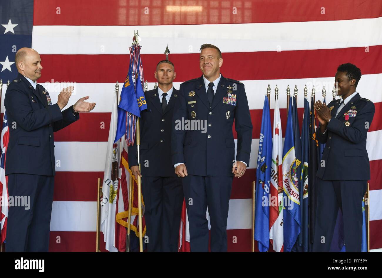 Le colonel Richard Goodman, 5e Groupe de soutien de mission, le commandant reçoit des applaudissements au cours de la 5ème MSG cérémonie de passation de commandement à la base aérienne de Minot, Dakota du Nord, le 12 juin 2018. Le groupe de membres civils et militaires du service de la 5e Escadre à la bombe, 91e Escadre de missiles et à d'autres unités des locataires. Banque D'Images