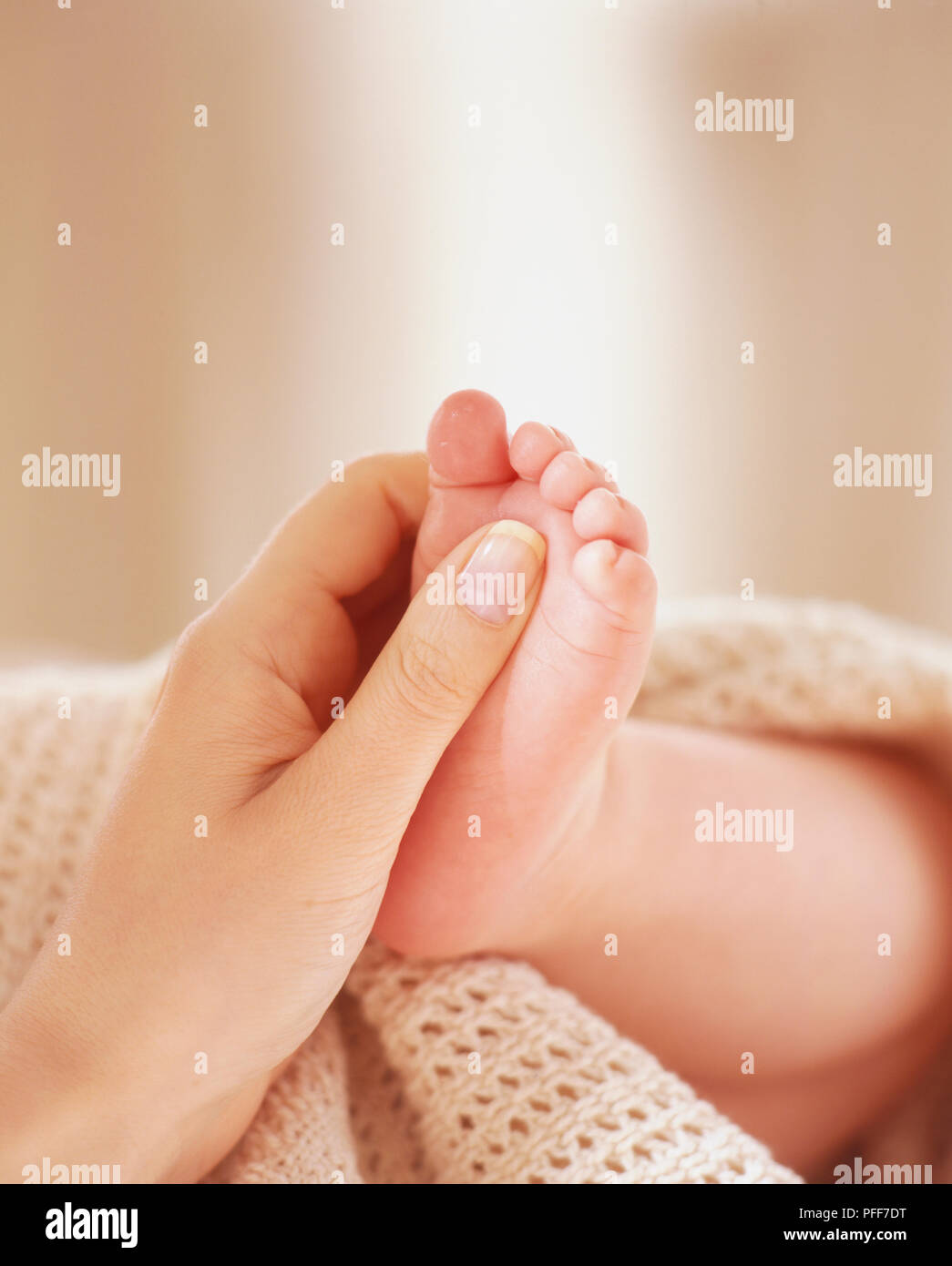 En appuyant doucement sur le pouce sur le réflexe du côlon région à pied de bébé pour traiter la diarrhée. Banque D'Images